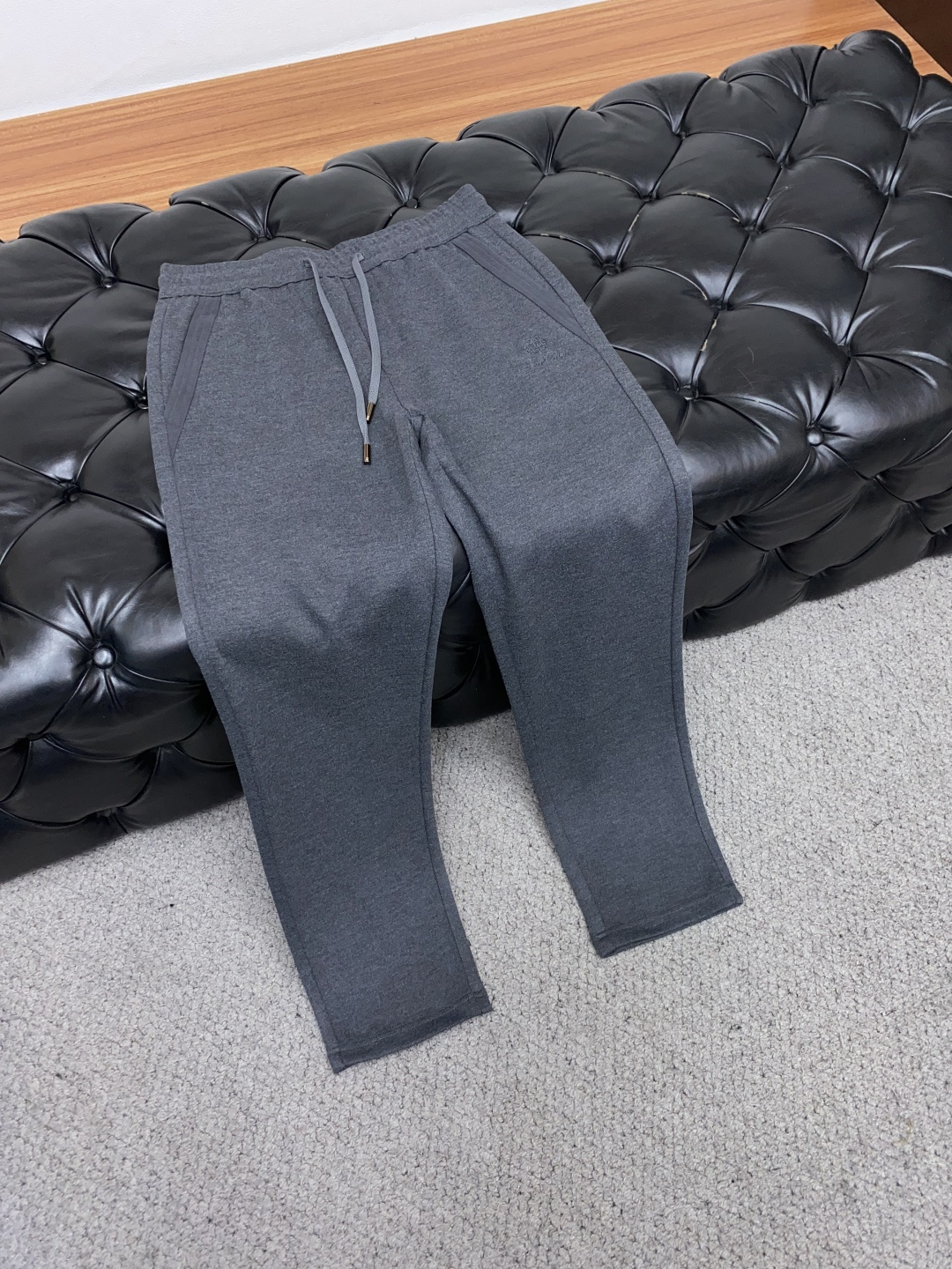 lP🆕 呢悠翩雅 秋冬新款男士直筒运动裤，羊绒羊毛混纺面料、三标齐、松紧腰抽绳、两侧口袋设计，合体的裁剪