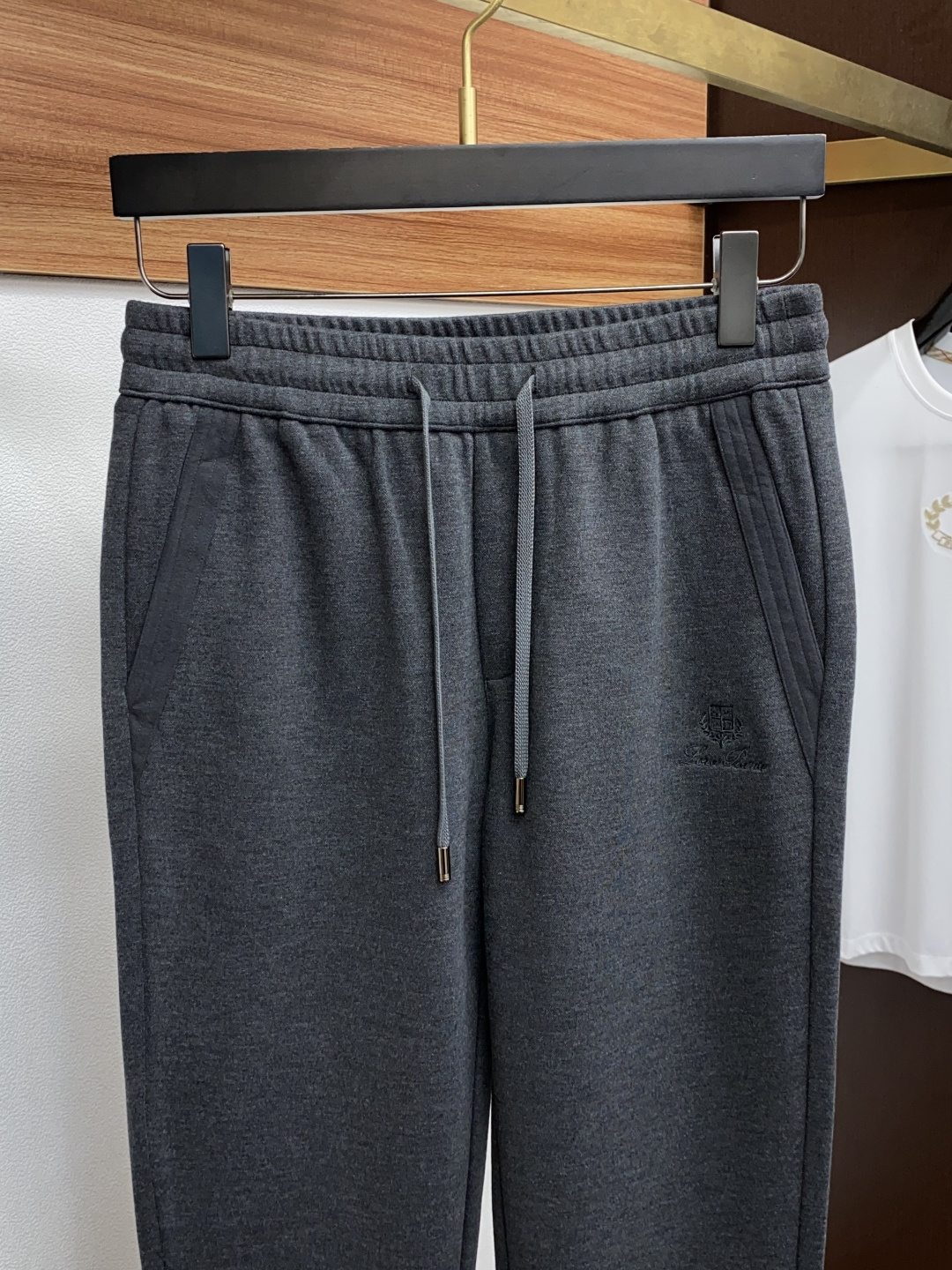 lP🆕 呢悠翩雅 秋冬新款男士直筒运动裤，羊绒羊毛混纺面料、三标齐、松紧腰抽绳、两侧口袋设计，合体的裁剪