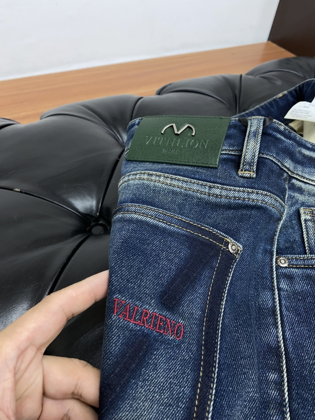 VT 秋冬款深色牛仔裤，柜面同步款，羊毛混纺牛仔面料，柔顺细腻，笔挺帅气。小直筒微修身版，中腰版型，皮牌
