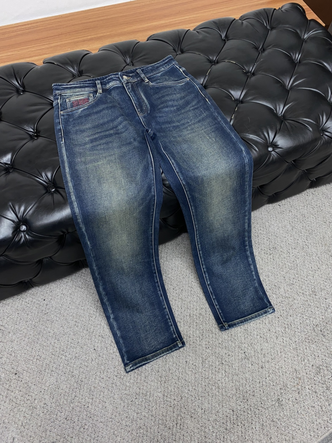 VT 秋冬款深色牛仔裤，柜面同步款，羊毛混纺牛仔面料，柔顺细腻，笔挺帅气。小直筒微修身版，中腰版型，皮牌