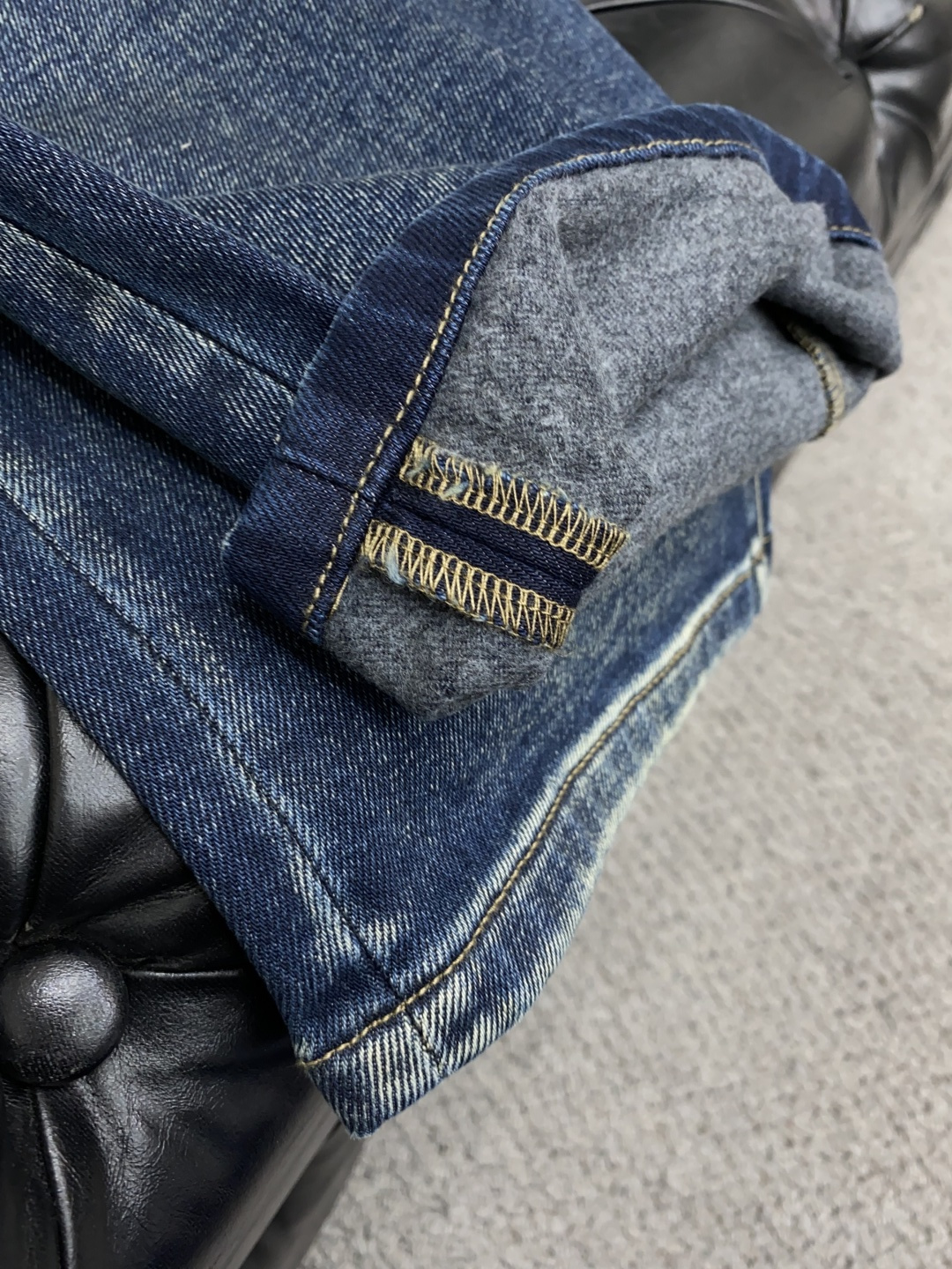 VT 秋冬款深色牛仔裤，柜面同步款，羊毛混纺牛仔面料，柔顺细腻，笔挺帅气。小直筒微修身版，中腰版型，皮牌