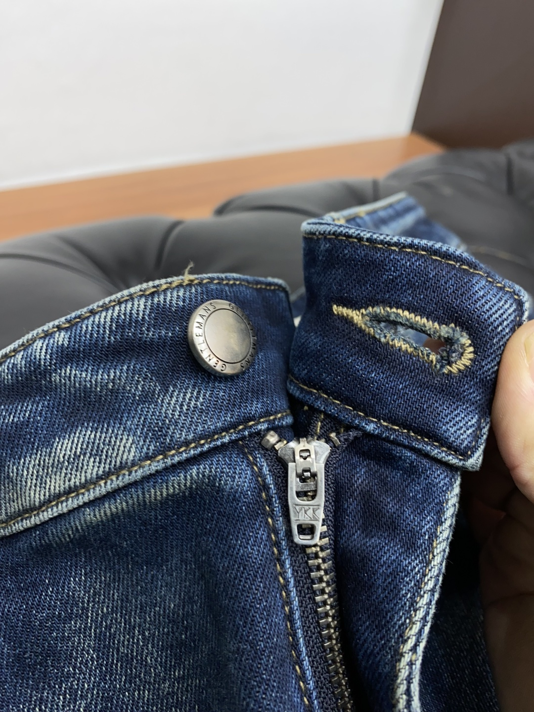 VT 秋冬款深色牛仔裤，柜面同步款，羊毛混纺牛仔面料，柔顺细腻，笔挺帅气。小直筒微修身版，中腰版型，皮牌