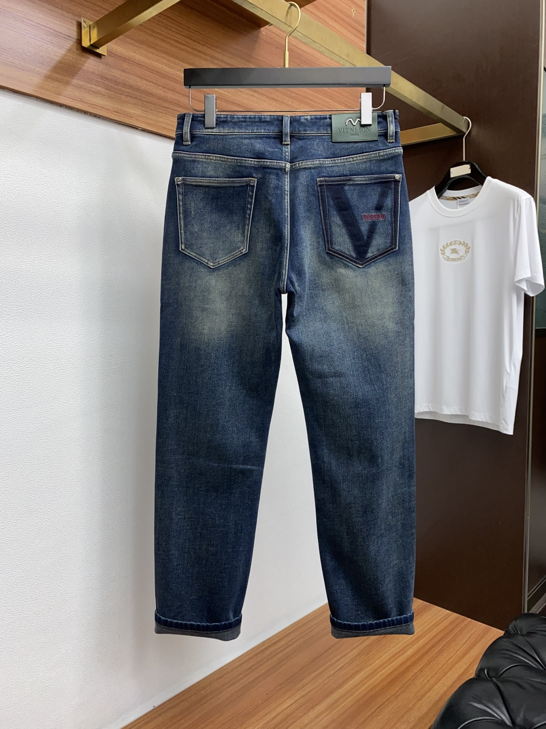 VT 秋冬款深色牛仔裤，柜面同步款，羊毛混纺牛仔面料，柔顺细腻，笔挺帅气。小直筒微修身版，中腰版型，皮牌