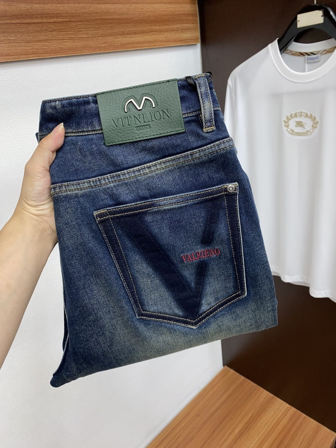 VT 秋冬款深色牛仔裤，柜面同步款，羊毛混纺牛仔面料，柔顺细腻，笔挺帅气。小直筒微修身版，中腰版型，皮牌