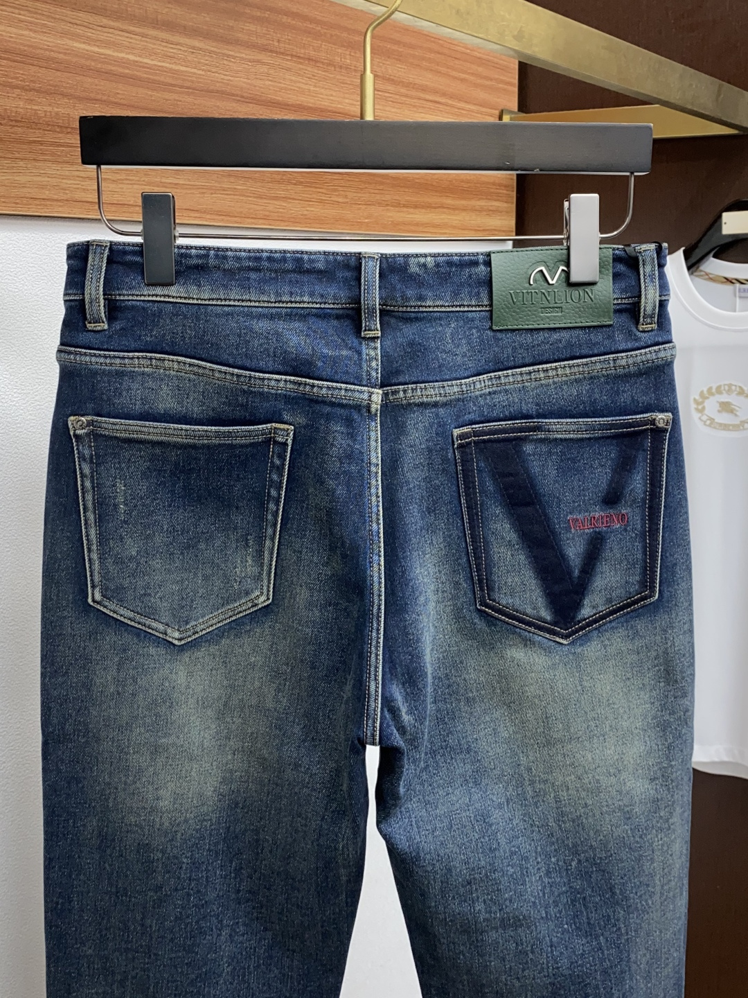 VT 秋冬款深色牛仔裤，柜面同步款，羊毛混纺牛仔面料，柔顺细腻，笔挺帅气。小直筒微修身版，中腰版型，皮牌