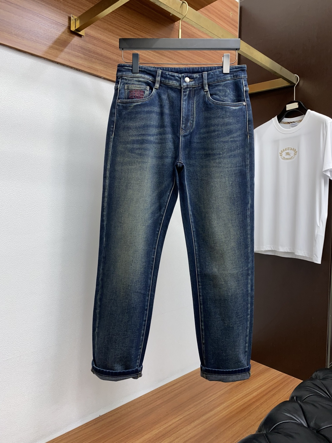 VT 秋冬款深色牛仔裤，柜面同步款，羊毛混纺牛仔面料，柔顺细腻，笔挺帅气。小直筒微修身版，中腰版型，皮牌