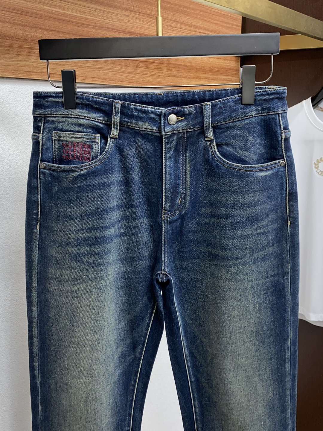 VT 秋冬款深色牛仔裤，柜面同步款，羊毛混纺牛仔面料，柔顺细腻，笔挺帅气。小直筒微修身版，中腰版型，皮牌