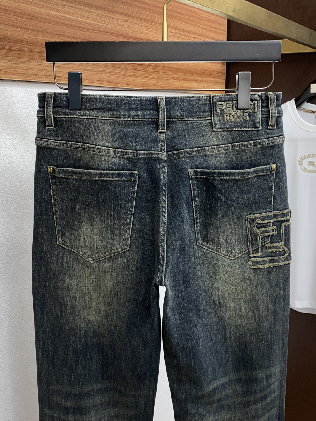 芬迪 秋冬款深色牛仔裤，柜面同步款，羊毛混纺牛仔面料，柔顺细腻，笔挺帅气。小直筒微修身版，中腰版型，皮牌