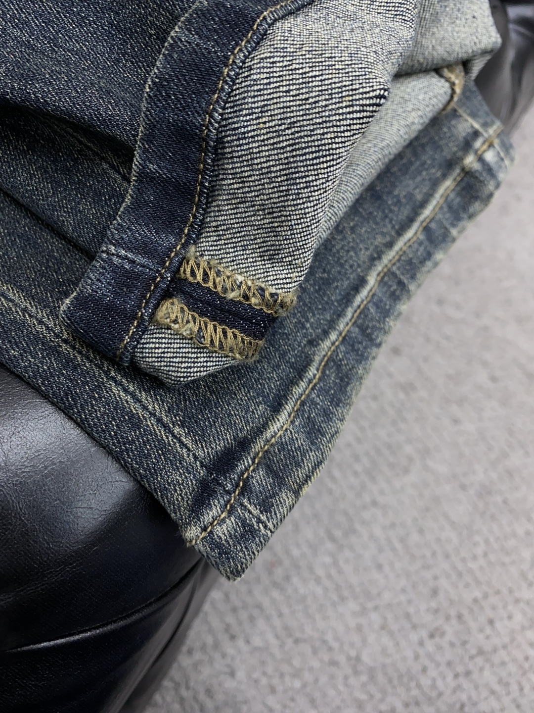 芬迪 秋冬款深色牛仔裤，柜面同步款，羊毛混纺牛仔面料，柔顺细腻，笔挺帅气。小直筒微修身版，中腰版型，皮牌