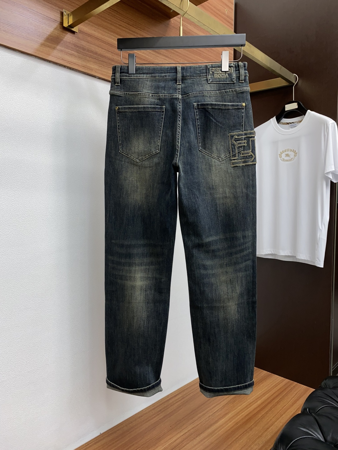 芬迪 秋冬款深色牛仔裤，柜面同步款，羊毛混纺牛仔面料，柔顺细腻，笔挺帅气。小直筒微修身版，中腰版型，皮牌