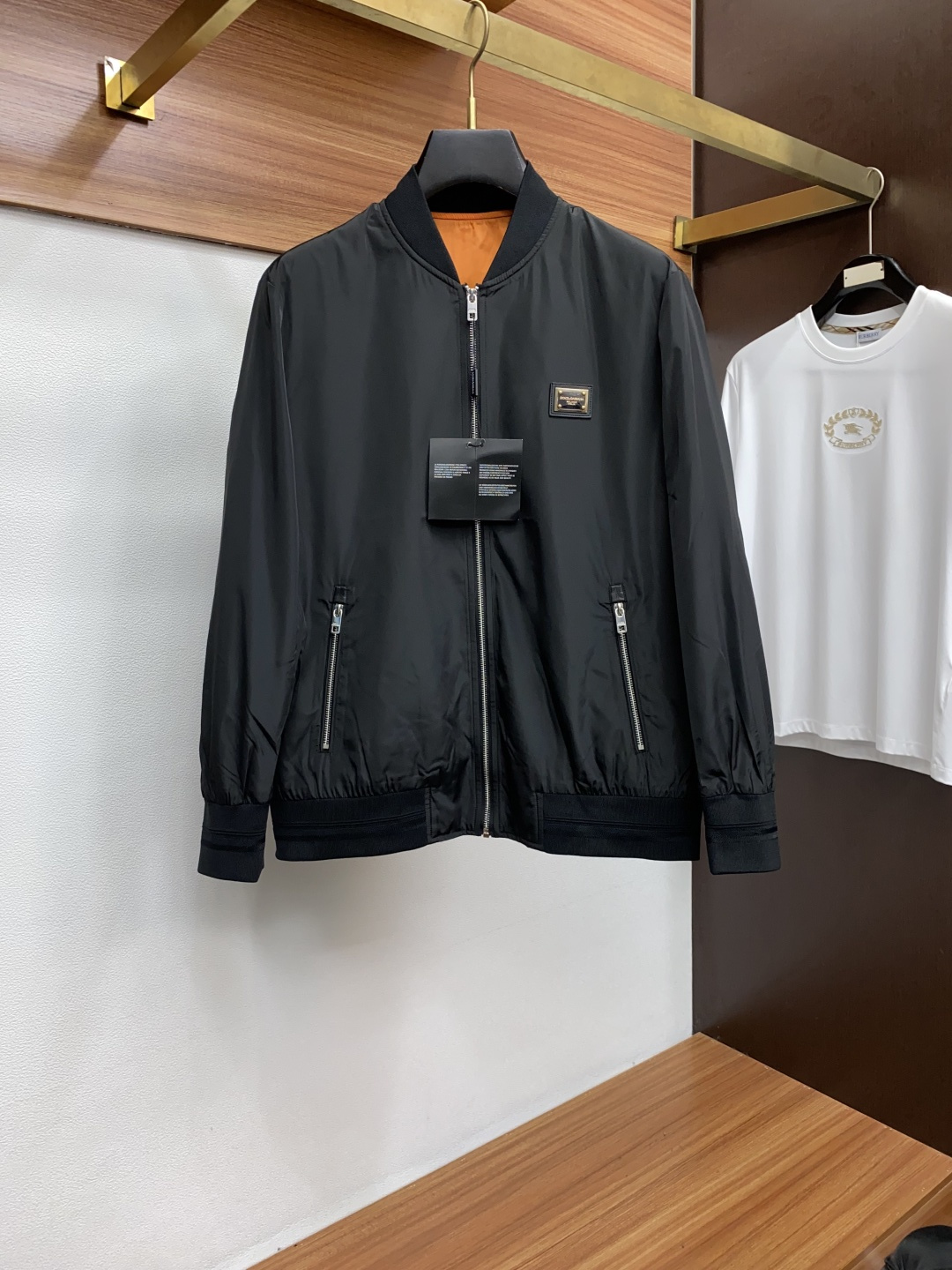 NO:526547,Mainly recommended Burberry's new autumn and winter 2025 official website, high-end original OEM, official classic ace single product! The latest jacket and jacket, a demonstration model for many celebrities! ! The new season of men's clothing is full of modernity and technology, combining fashion aesthetics with outdoor elements. It is a very design-oriented item, unique, abandoning traditional design concepts, creating a new visual experience, full of technological and functional sense, and is a soul-like embellishment! Exclusive technology wool fabric continues the environmental protection concept that has always been pursued. The fabric has excellent windproof and waterproof characteristics, with very delicate touch and excellent breathability! Jackets are excellent equipment in the transition season, with strong practical wearability and strong shaping properties, significant upper body effect, showing the vitality of urban upstarts. They are extremely outstanding in the dressing season, suitable for street style and outdoor sports and leisure. M-3xL, burberry, jackets & coats, jackets & coats, alexander wang19860909主推 巴宝莉 2025年秋冬新款 官网 高端原厂代工出品, 官方经典王牌单品！最新夹克外套 多明星穿搭示范款！！ 新一季男装充满现代感与科技感,将时装美学与户外元素混搭结合,极具设计感的一款单品,别具一格,摒除了传统的设计理念,塑造出全新的视觉体验,充满科技感和机能感,属于灵魂式点缀！专属科技毛呢面料,延续一贯追求的环保理念,面料具备优良防风防水特质,触感非常细腻,透气性亦极佳！ 夹克属于过渡季优秀的装备,实穿性极强,塑造性极强,上身效果显著,尽显都市新贵活力色彩,在穿搭季属于极为出色的一款外套,出街造型、户外运动休闲皆宜 M-3xL,,burberry,jackets & coats,jackets & coats,alexander wang,Men's clothing