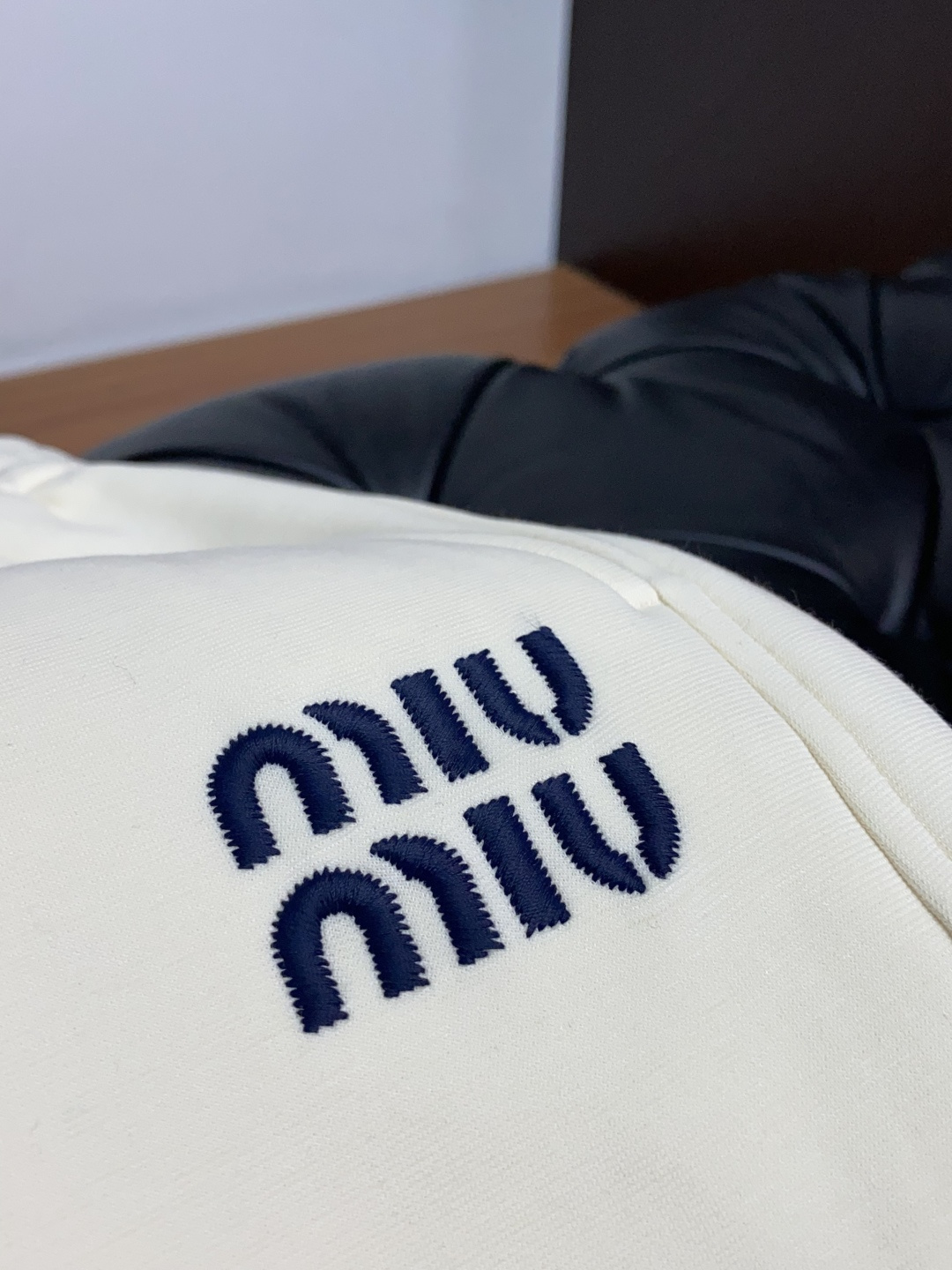 缪缪 2025秋冬新款休闲裤 干净利落剪裁，都市风十足 采用精纺加厚面料手感软糯干爽，上身效果挺括有型。