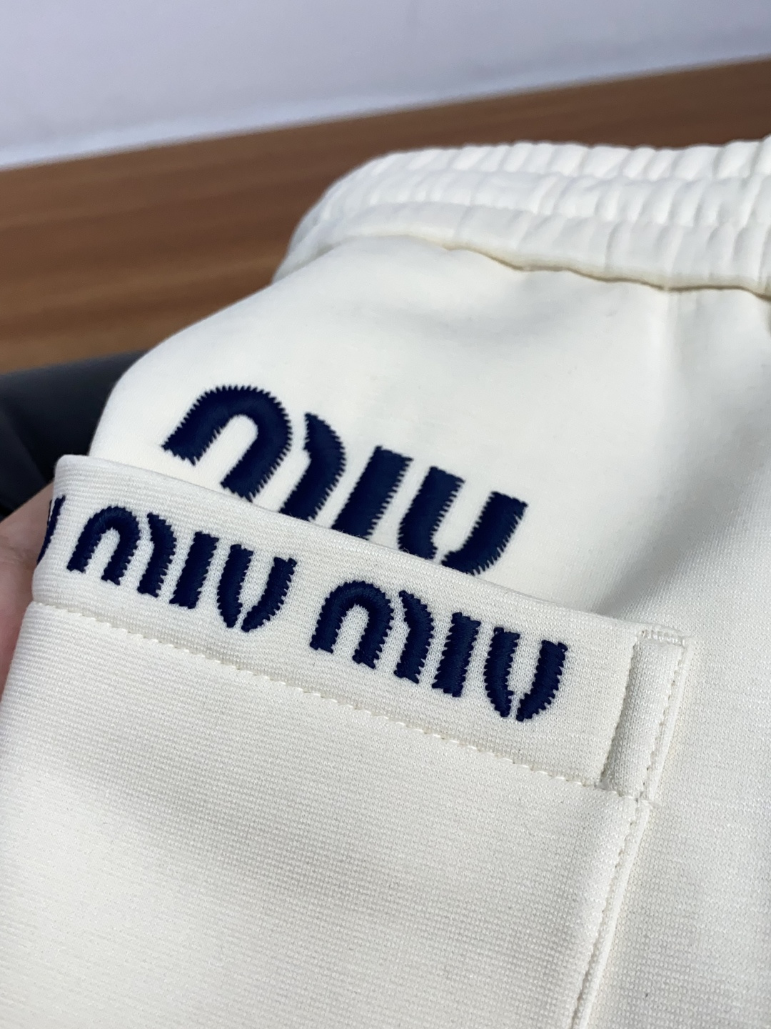 缪缪 2025秋冬新款休闲裤 干净利落剪裁，都市风十足 采用精纺加厚面料手感软糯干爽，上身效果挺括有型。