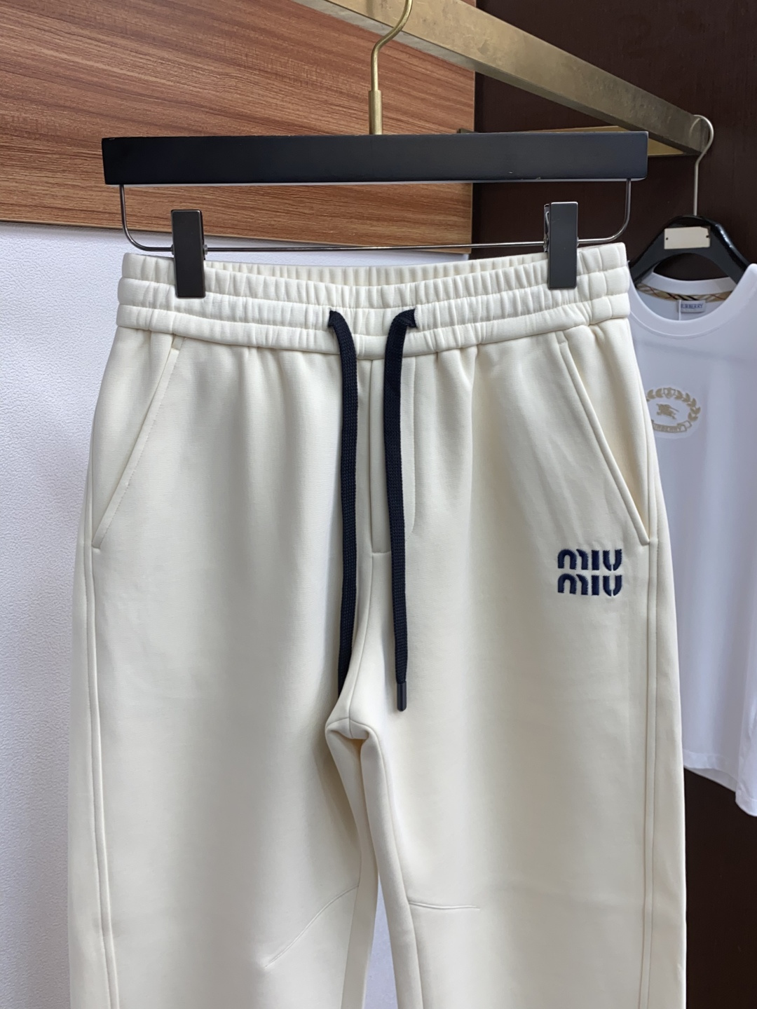 缪缪 2025秋冬新款休闲裤 干净利落剪裁，都市风十足 采用精纺加厚面料手感软糯干爽，上身效果挺括有型。