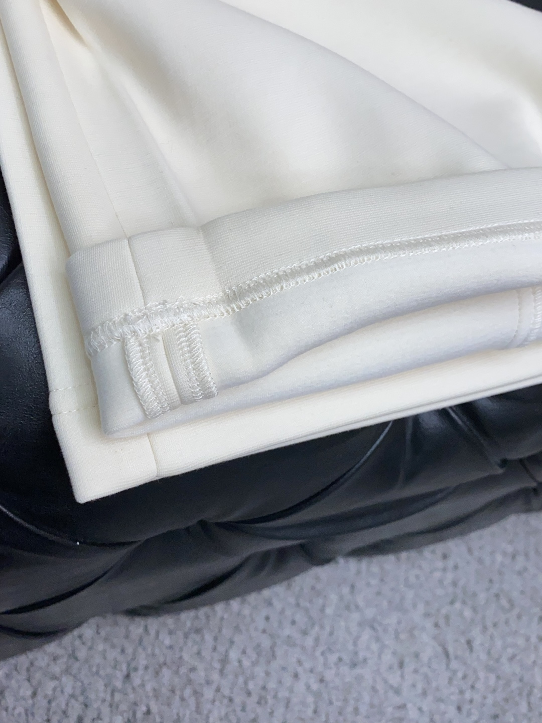 缪缪 2025秋冬新款休闲裤 干净利落剪裁，都市风十足 采用精纺加厚面料手感软糯干爽，上身效果挺括有型。