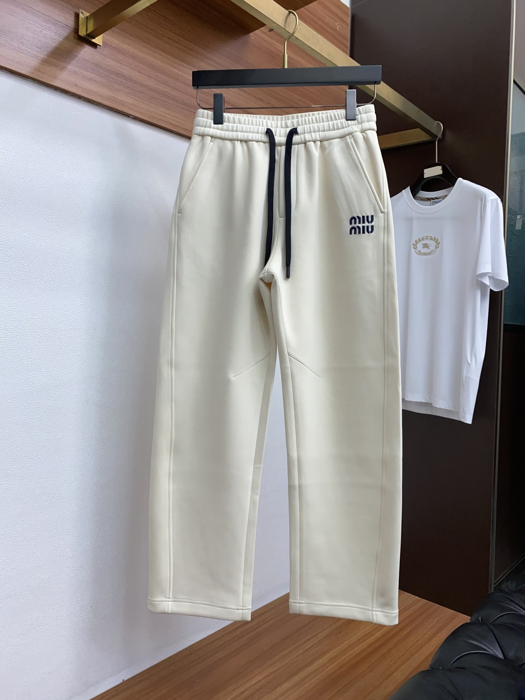 缪缪 2025秋冬新款休闲裤 干净利落剪裁，都市风十足 采用精纺加厚面料手感软糯干爽，上身效果挺括有型。