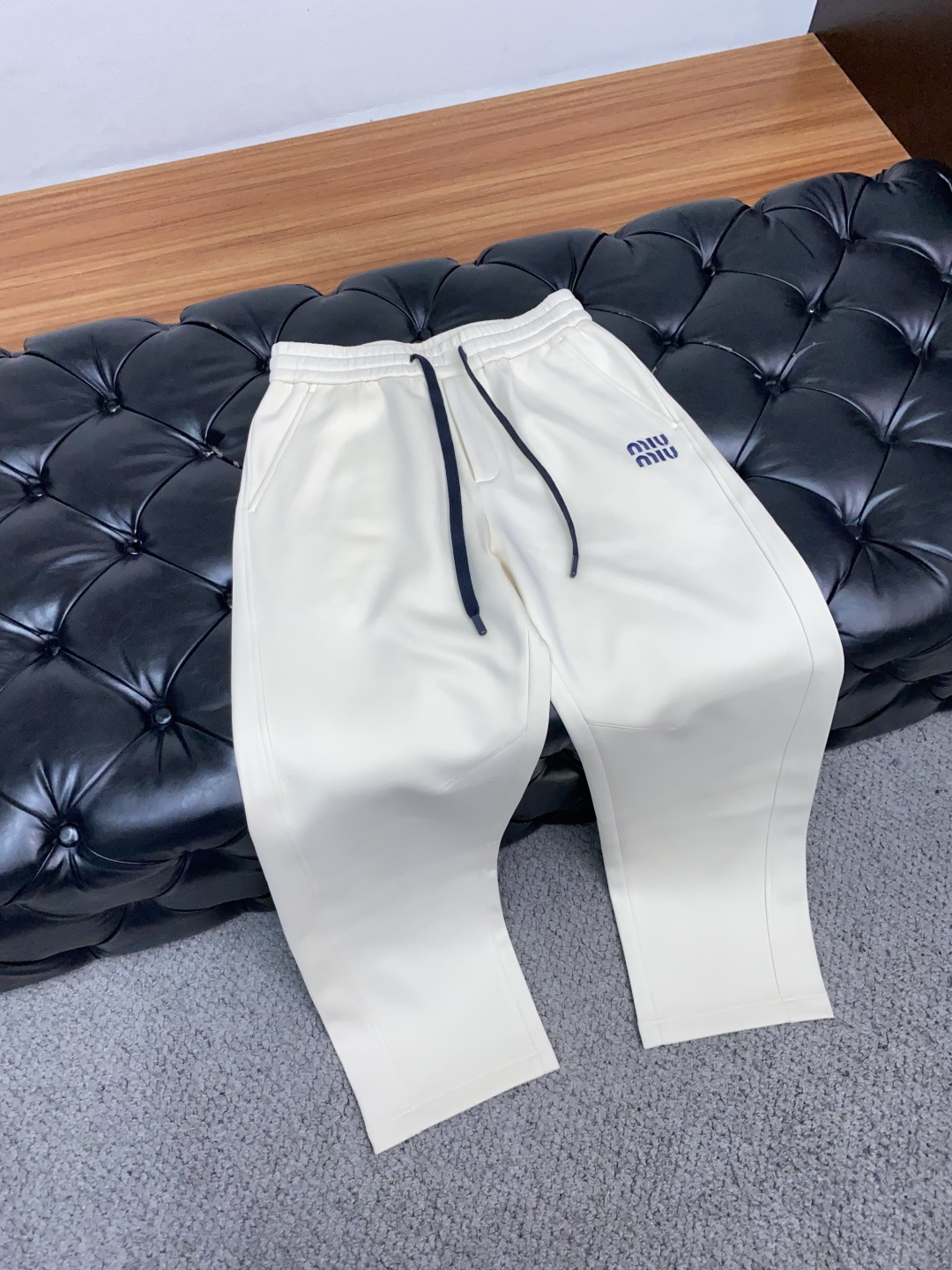 缪缪 2025秋冬新款休闲裤 干净利落剪裁，都市风十足 采用精纺加厚面料手感软糯干爽，上身效果挺括有型。