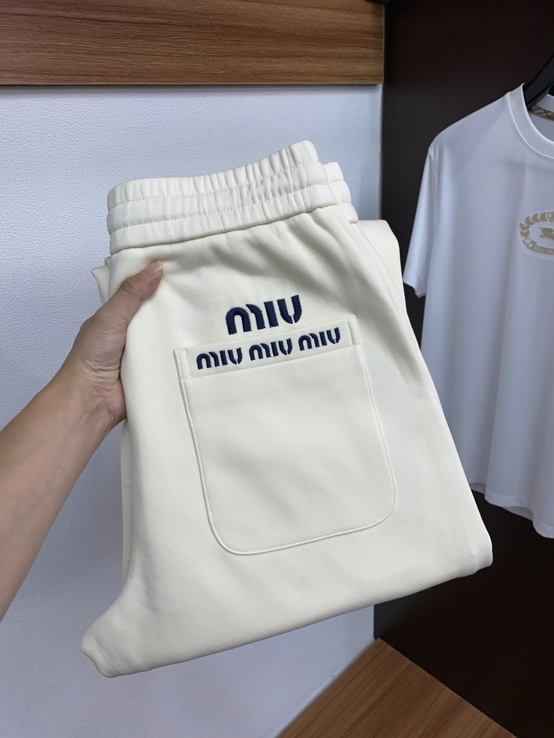 缪缪 2025秋冬新款休闲裤 干净利落剪裁，都市风十足 采用精纺加厚面料手感软糯干爽，上身效果挺括有型。