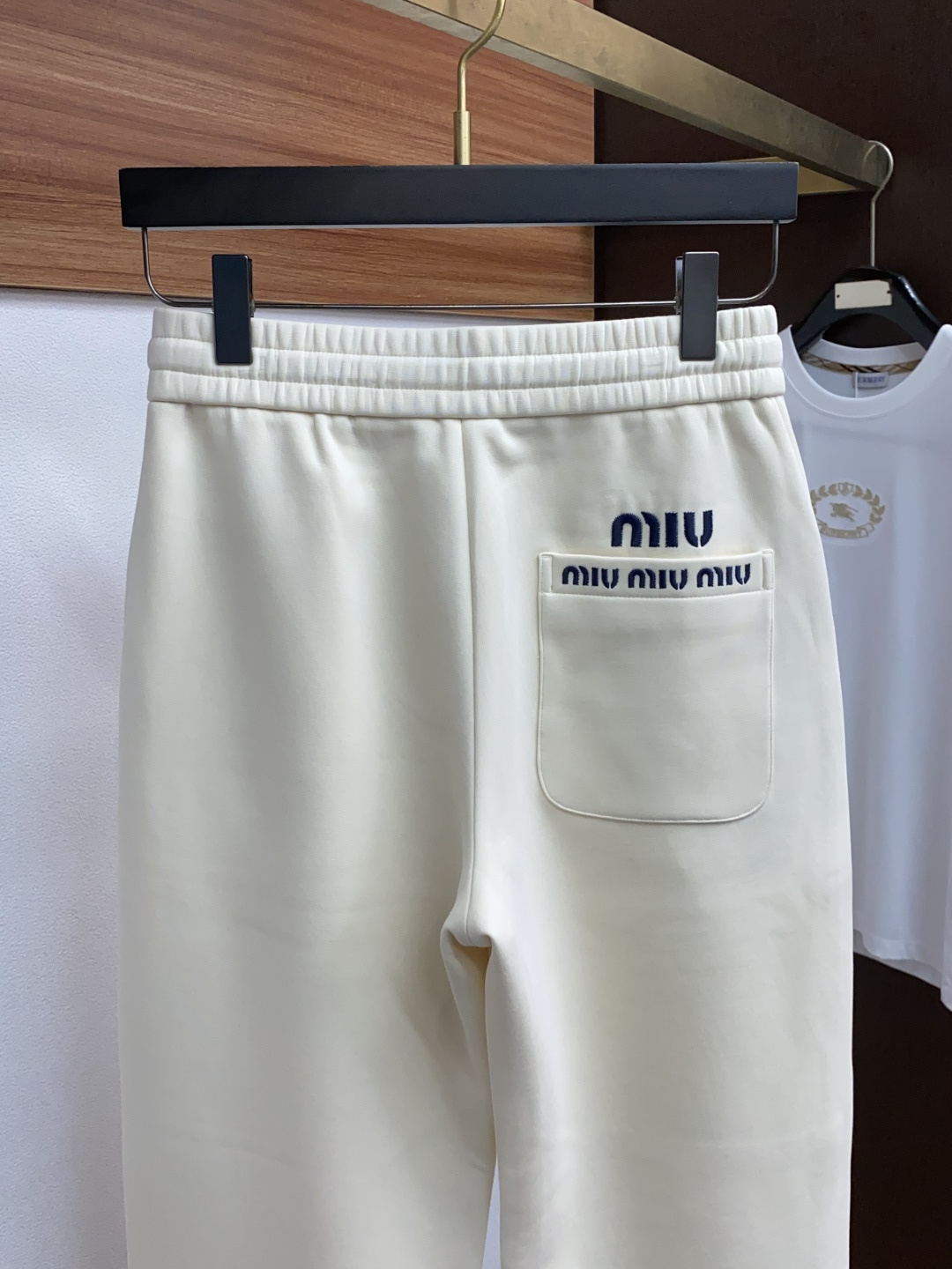 缪缪 2025秋冬新款休闲裤 干净利落剪裁，都市风十足 采用精纺加厚面料手感软糯干爽，上身效果挺括有型。