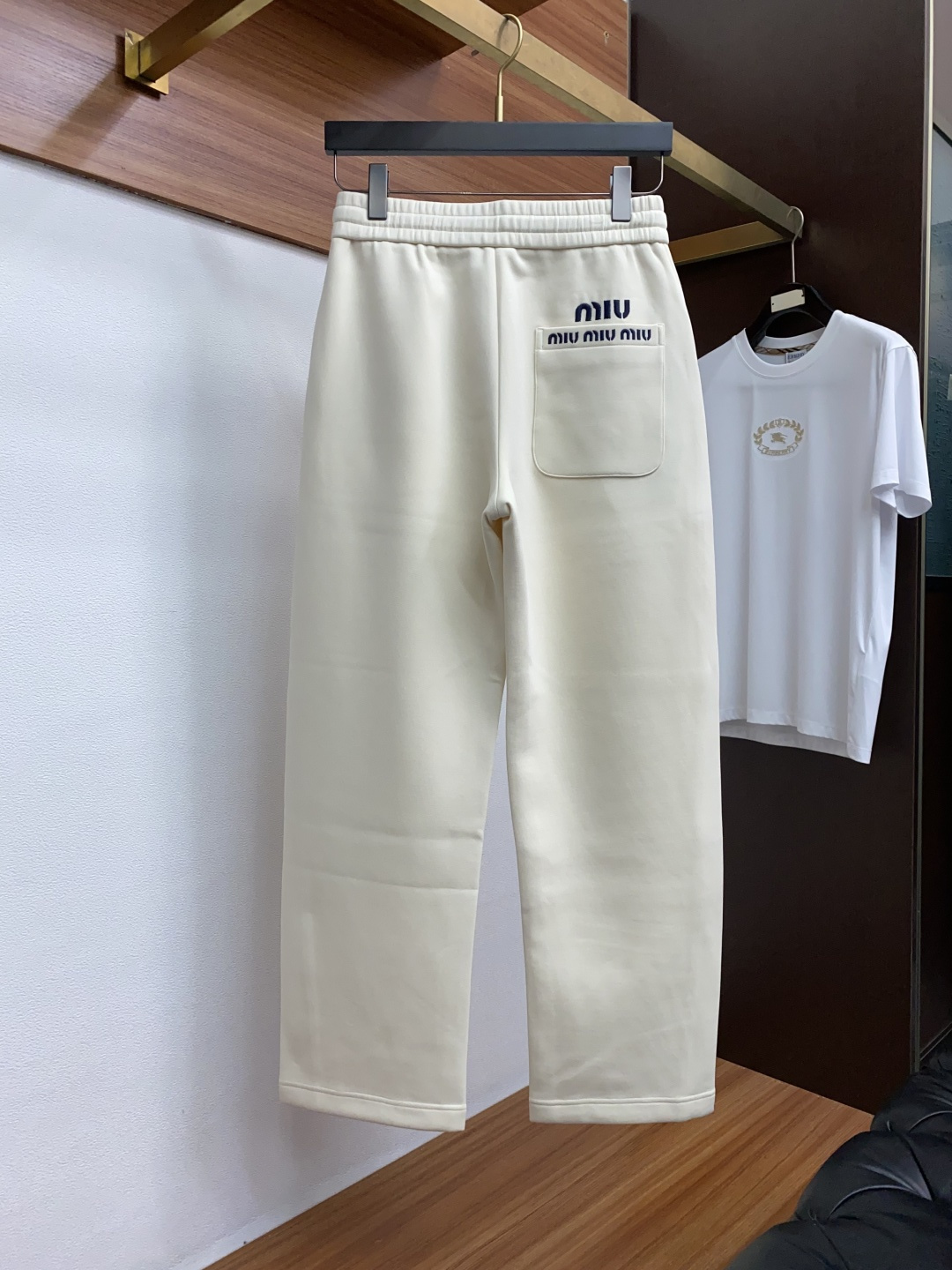 缪缪 2025秋冬新款休闲裤 干净利落剪裁，都市风十足 采用精纺加厚面料手感软糯干爽，上身效果挺括有型。