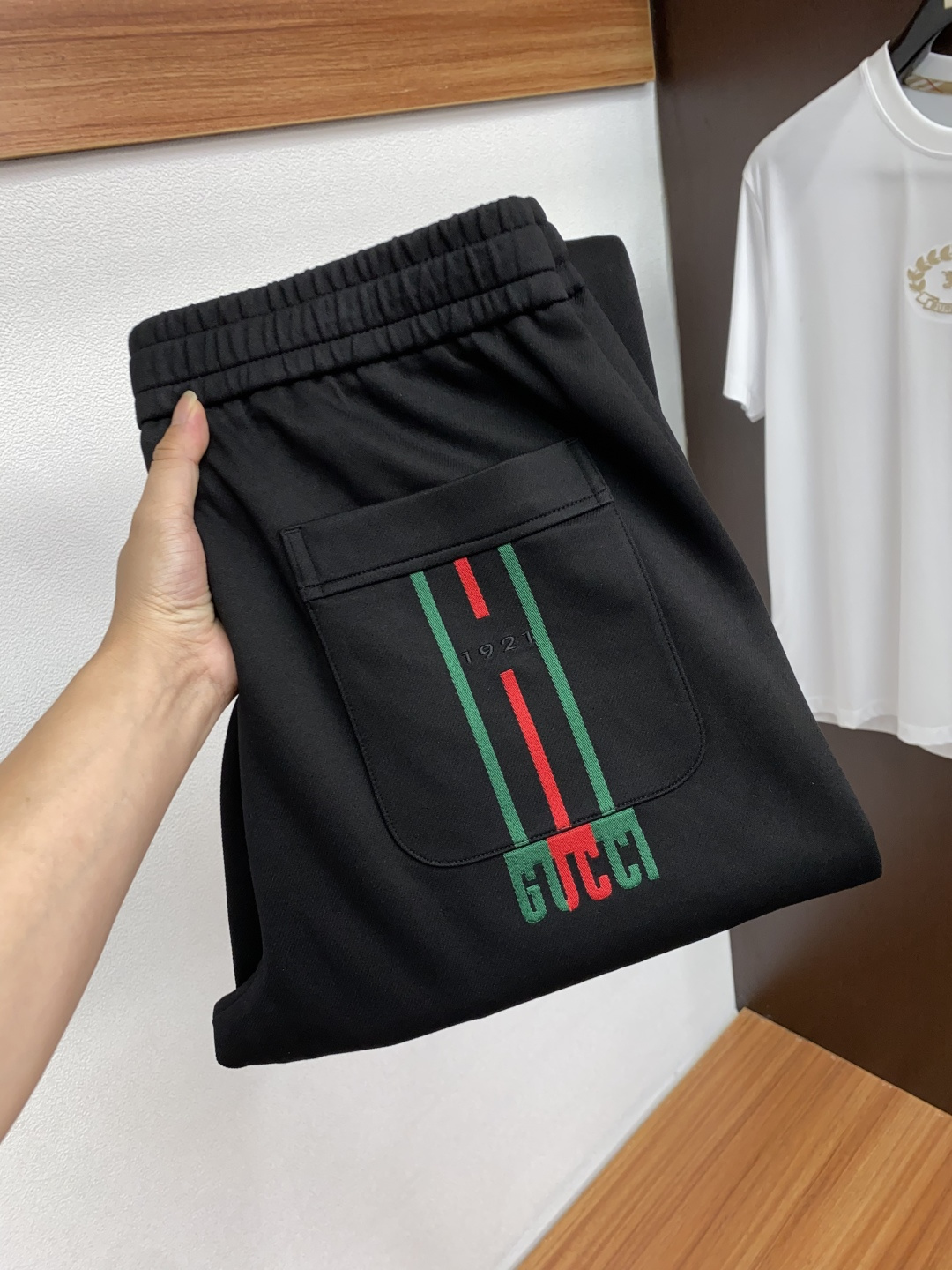 古奇 2025秋冬新款休闲裤 干净利落剪裁，都市风十足 采用精纺加厚面料手感软糯干爽，上身效果挺括有型。