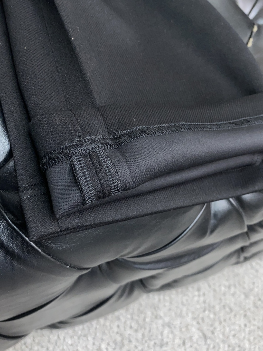 古奇 2025秋冬新款休闲裤 干净利落剪裁，都市风十足 采用精纺加厚面料手感软糯干爽，上身效果挺括有型。