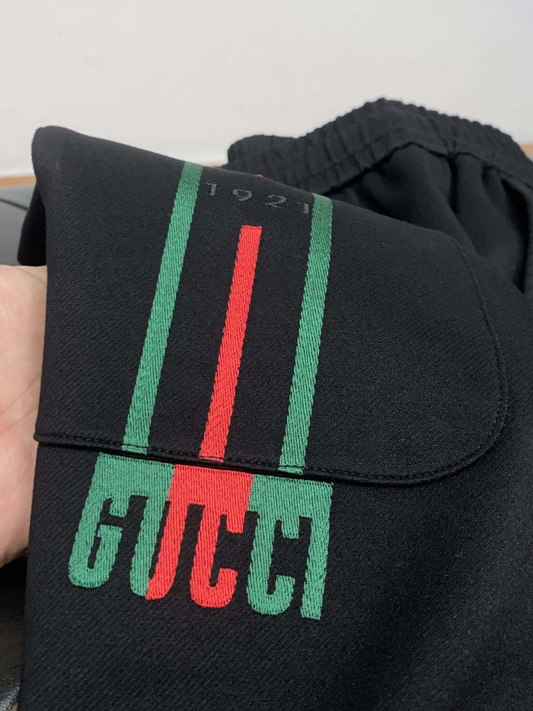 古奇 2025秋冬新款休闲裤 干净利落剪裁，都市风十足 采用精纺加厚面料手感软糯干爽，上身效果挺括有型。