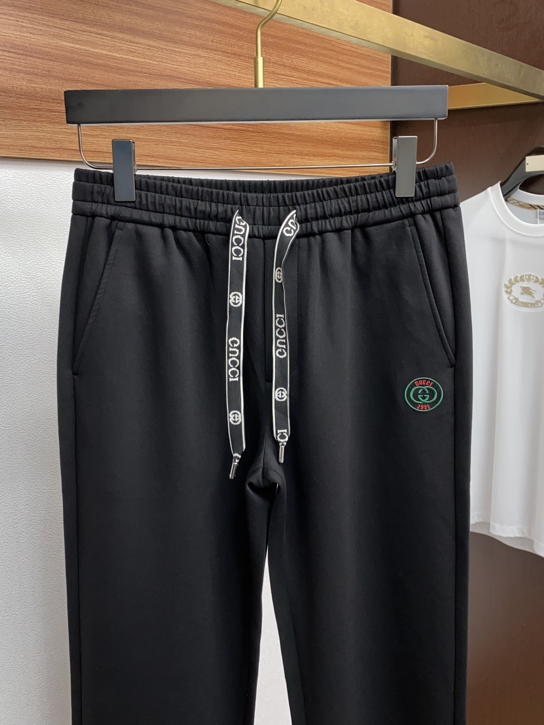 古奇 2025秋冬新款休闲裤 干净利落剪裁，都市风十足 采用精纺加厚面料手感软糯干爽，上身效果挺括有型。