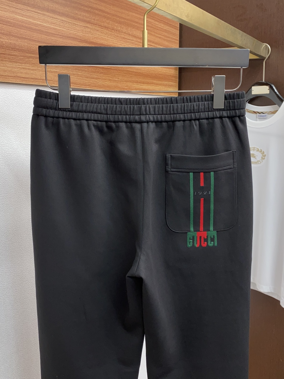 古奇 2025秋冬新款休闲裤 干净利落剪裁，都市风十足 采用精纺加厚面料手感软糯干爽，上身效果挺括有型。