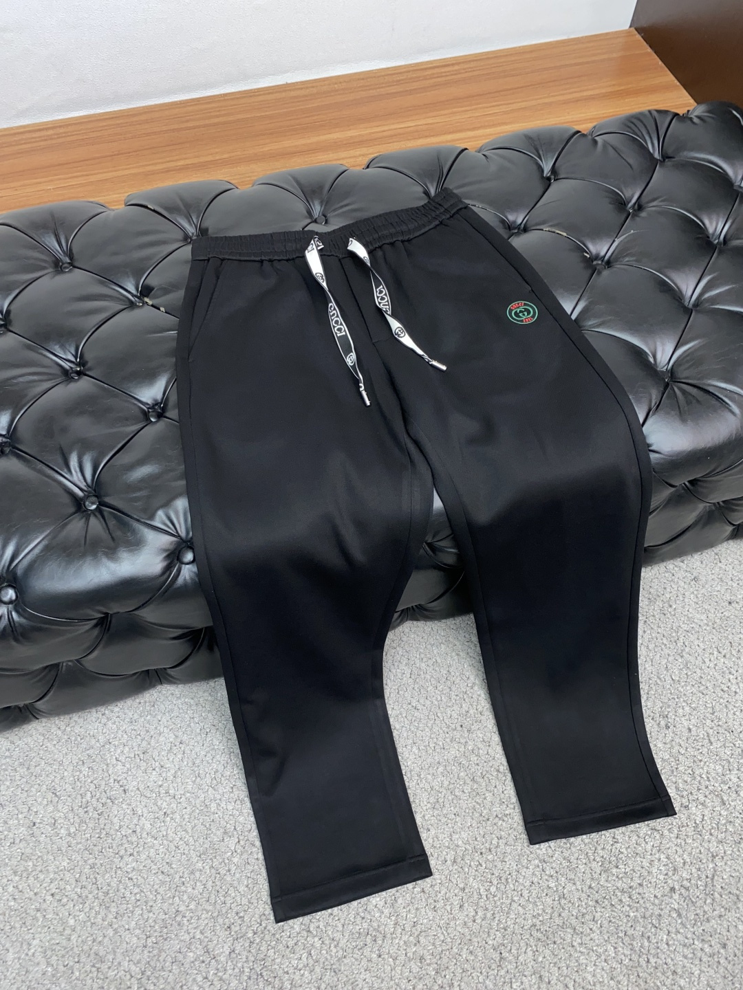 古奇 2025秋冬新款休闲裤 干净利落剪裁，都市风十足 采用精纺加厚面料手感软糯干爽，上身效果挺括有型。