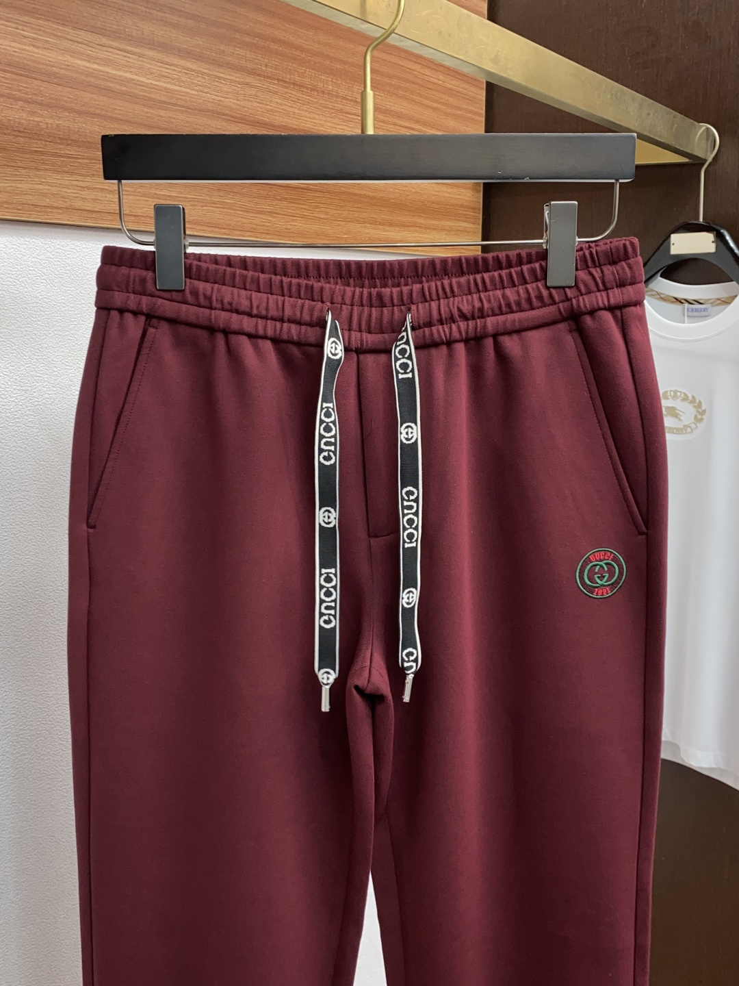 古奇 2025秋冬新款休闲裤 干净利落剪裁，都市风十足 采用精纺加厚面料手感软糯干爽，上身效果挺括有型。