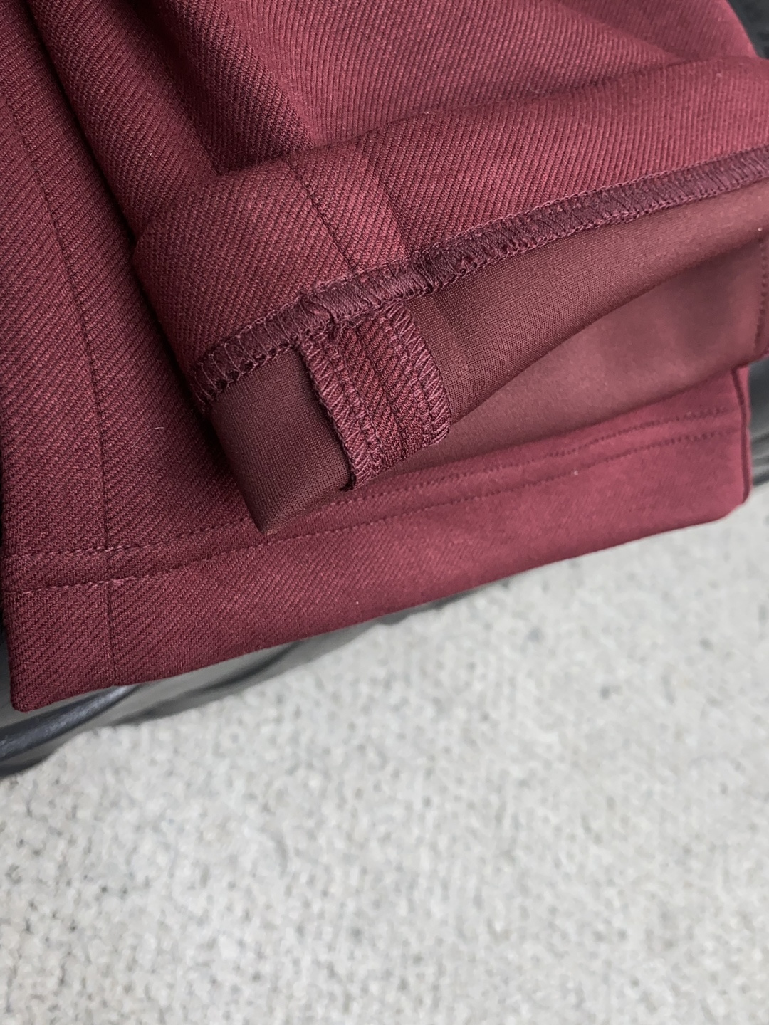 古奇 2025秋冬新款休闲裤 干净利落剪裁，都市风十足 采用精纺加厚面料手感软糯干爽，上身效果挺括有型。