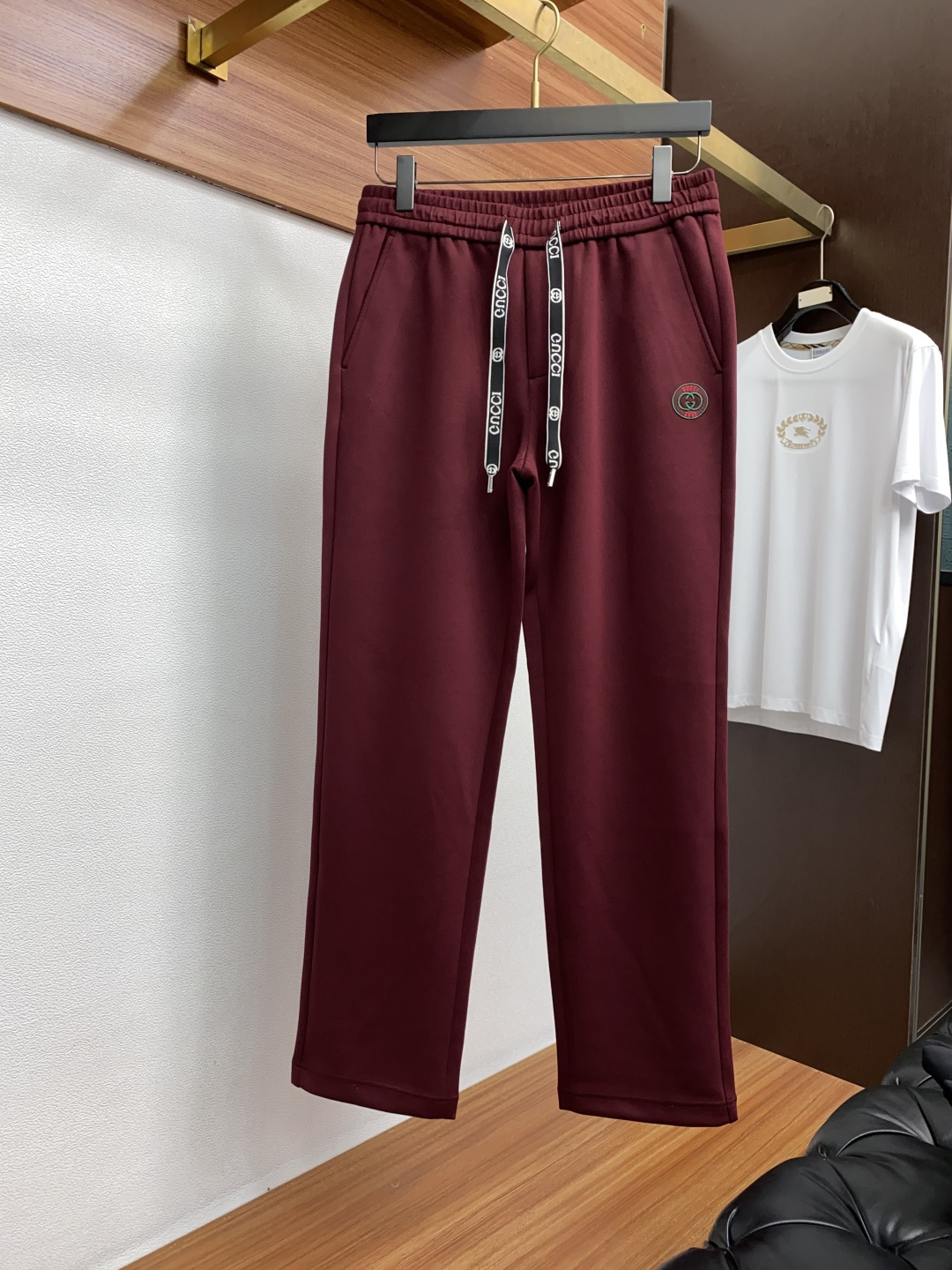 古奇 2025秋冬新款休闲裤 干净利落剪裁，都市风十足 采用精纺加厚面料手感软糯干爽，上身效果挺括有型。