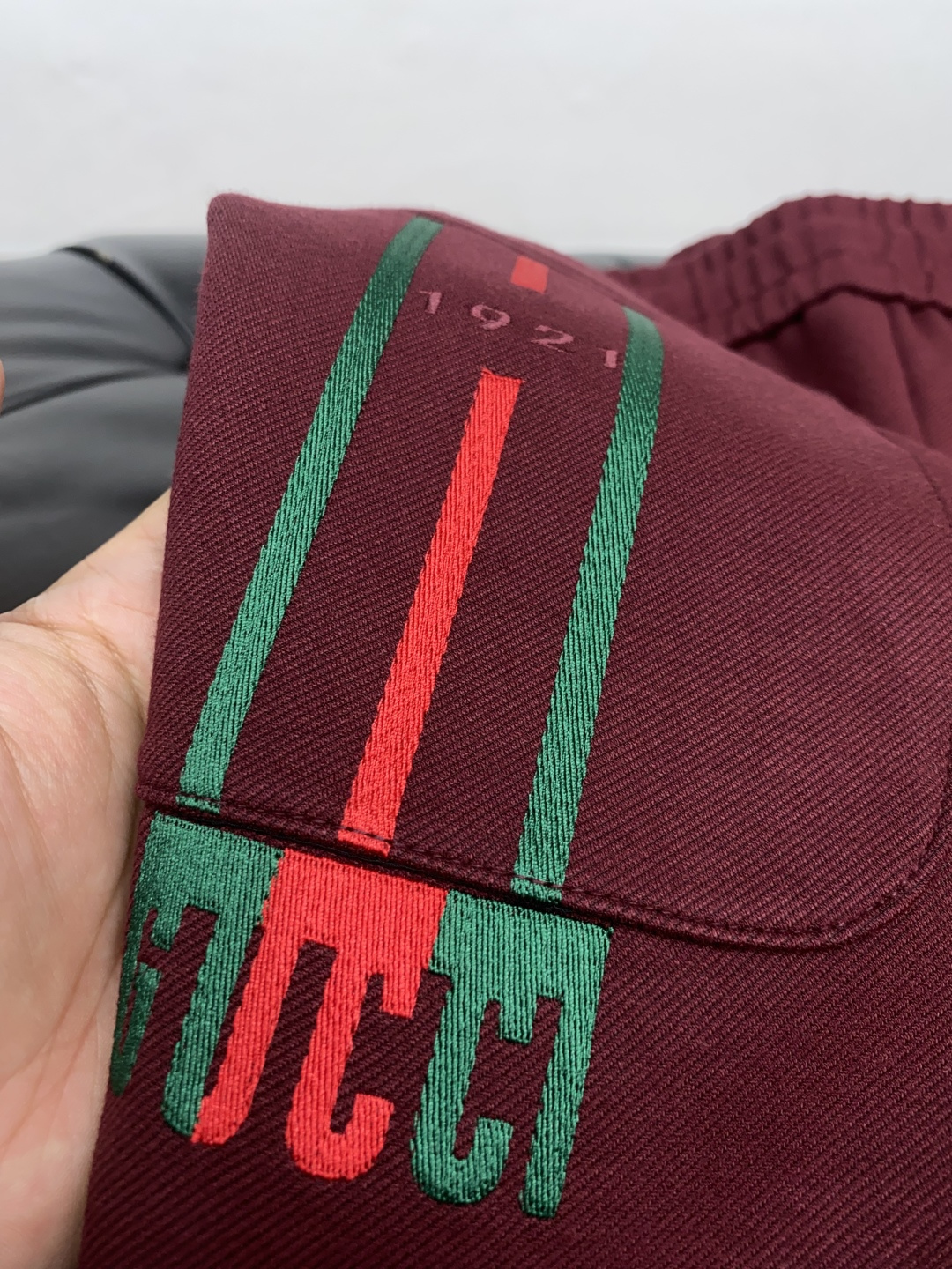 古奇 2025秋冬新款休闲裤 干净利落剪裁，都市风十足 采用精纺加厚面料手感软糯干爽，上身效果挺括有型。