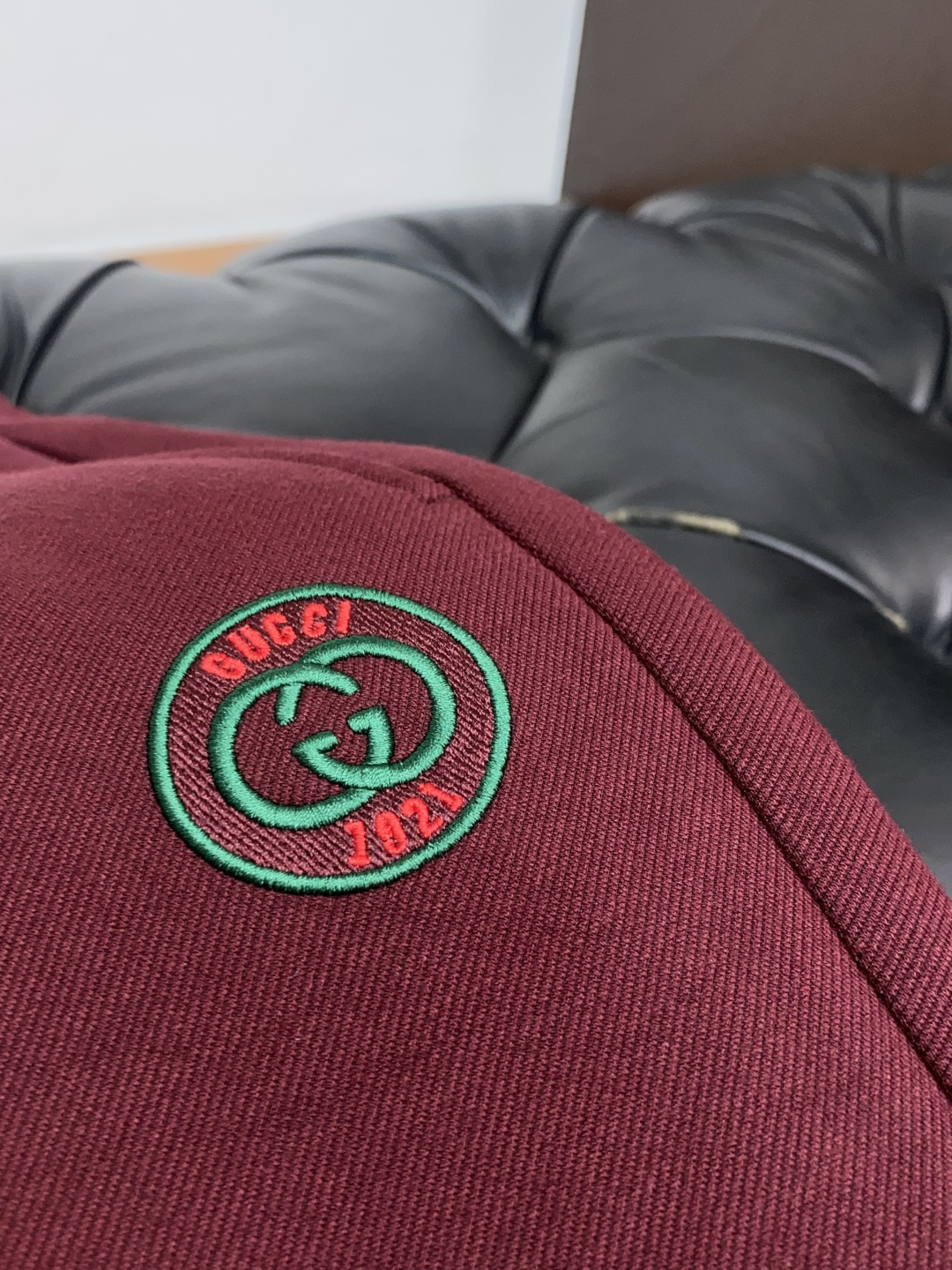 古奇 2025秋冬新款休闲裤 干净利落剪裁，都市风十足 采用精纺加厚面料手感软糯干爽，上身效果挺括有型。