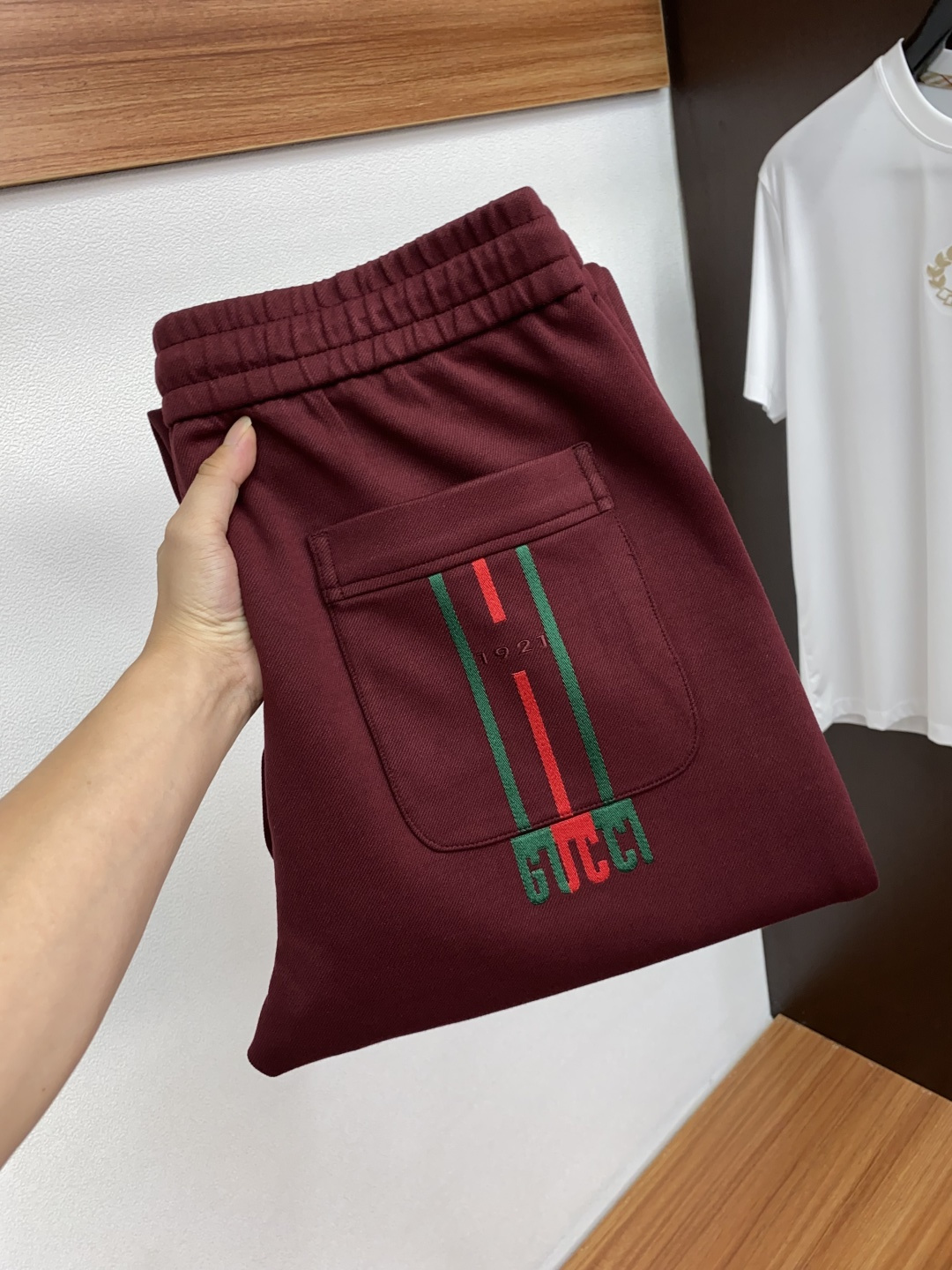 古奇 2025秋冬新款休闲裤 干净利落剪裁，都市风十足 采用精纺加厚面料手感软糯干爽，上身效果挺括有型。