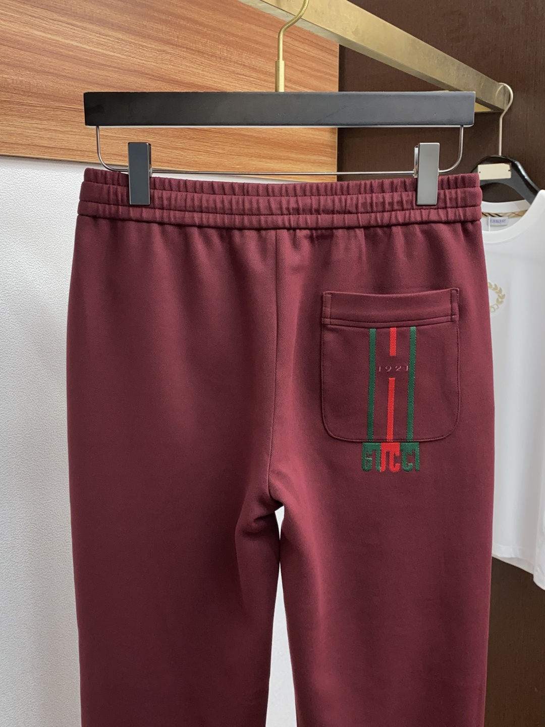 古奇 2025秋冬新款休闲裤 干净利落剪裁，都市风十足 采用精纺加厚面料手感软糯干爽，上身效果挺括有型。