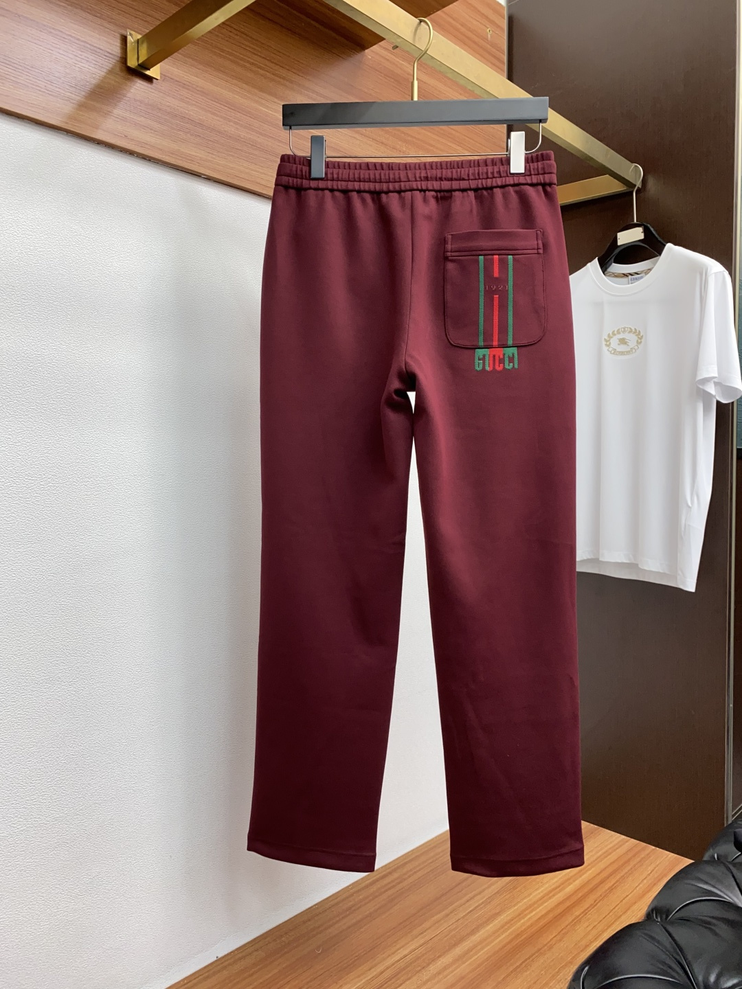 古奇 2025秋冬新款休闲裤 干净利落剪裁，都市风十足 采用精纺加厚面料手感软糯干爽，上身效果挺括有型。