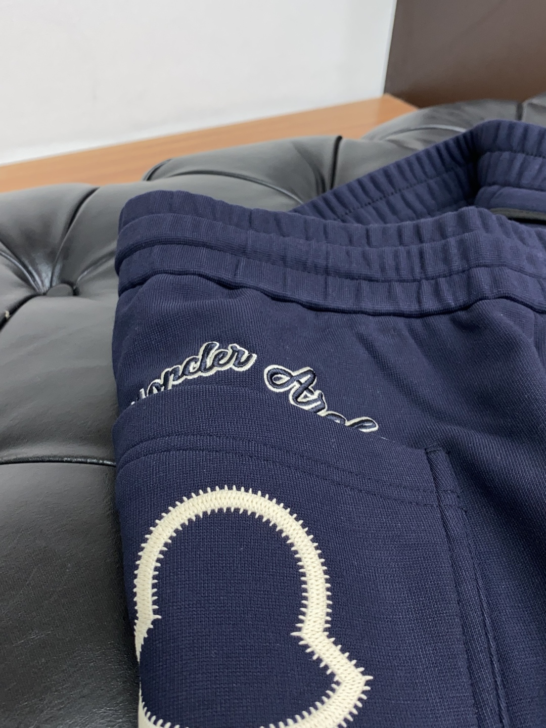 蒙口 2025秋冬新款休闲裤 干净利落剪裁，都市风十足 采用精纺加厚面料手感软糯干爽，上身效果挺括有型。