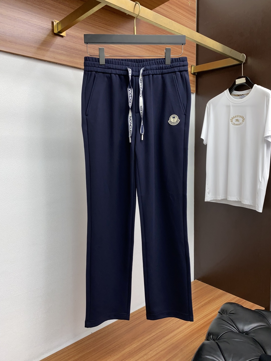 蒙口 2025秋冬新款休闲裤 干净利落剪裁，都市风十足 采用精纺加厚面料手感软糯干爽，上身效果挺括有型。