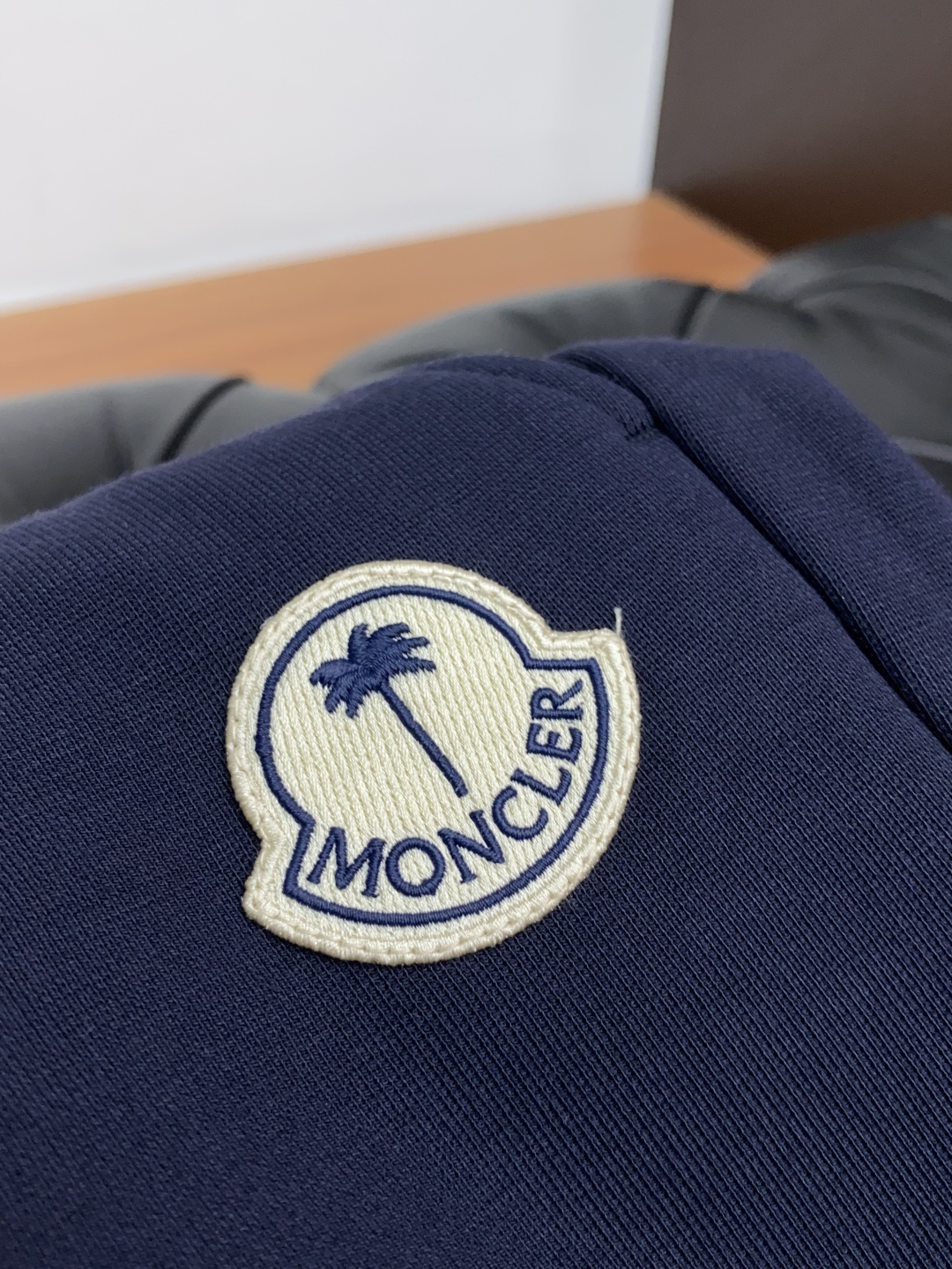 蒙口 2025秋冬新款休闲裤 干净利落剪裁，都市风十足 采用精纺加厚面料手感软糯干爽，上身效果挺括有型。