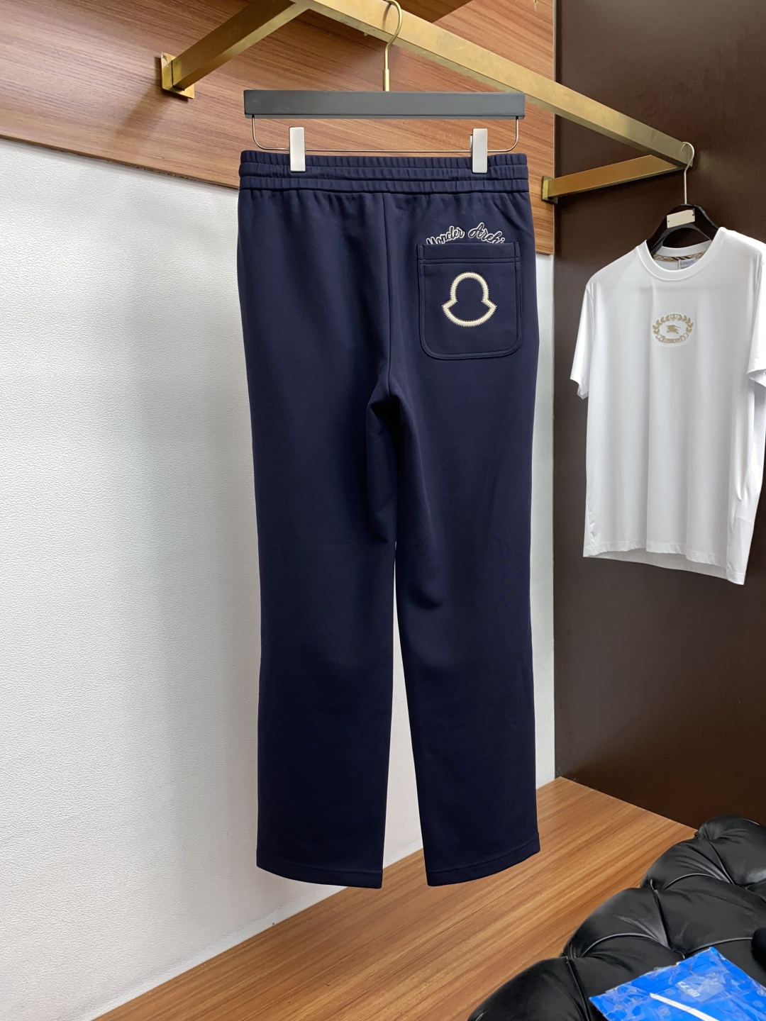 蒙口 2025秋冬新款休闲裤 干净利落剪裁，都市风十足 采用精纺加厚面料手感软糯干爽，上身效果挺括有型。