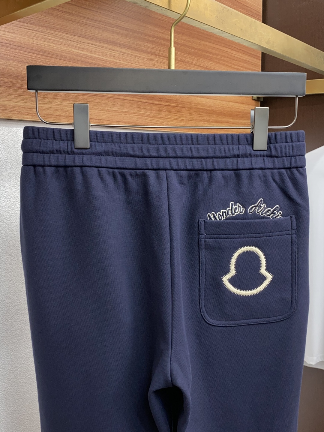 蒙口 2025秋冬新款休闲裤 干净利落剪裁，都市风十足 采用精纺加厚面料手感软糯干爽，上身效果挺括有型。