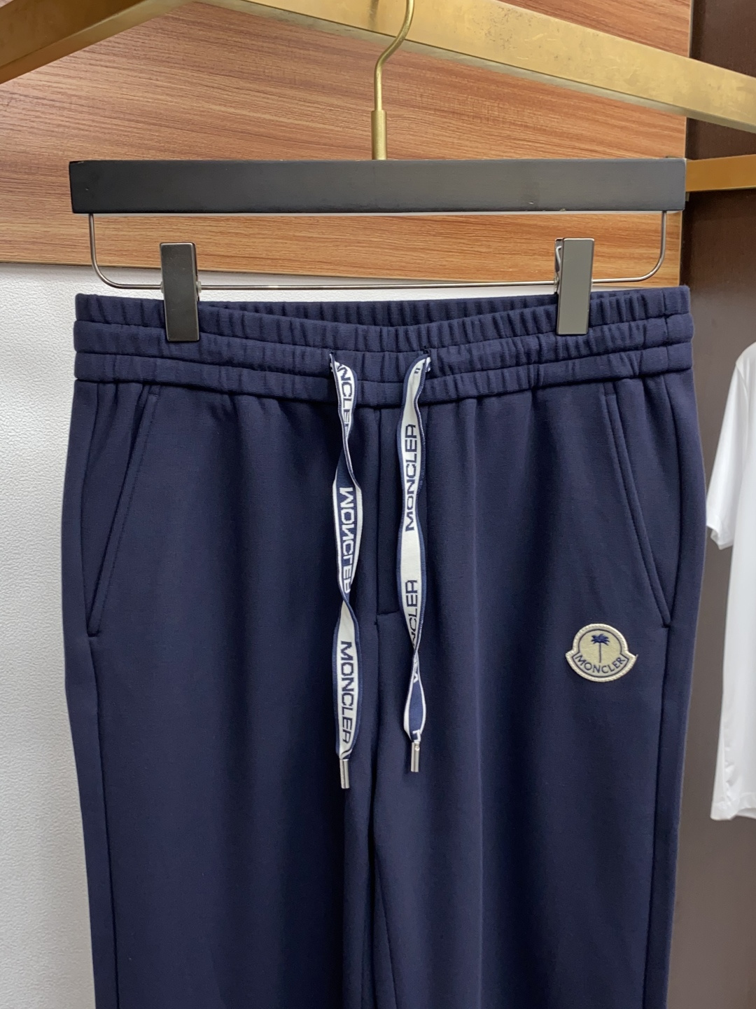 蒙口 2025秋冬新款休闲裤 干净利落剪裁，都市风十足 采用精纺加厚面料手感软糯干爽，上身效果挺括有型。