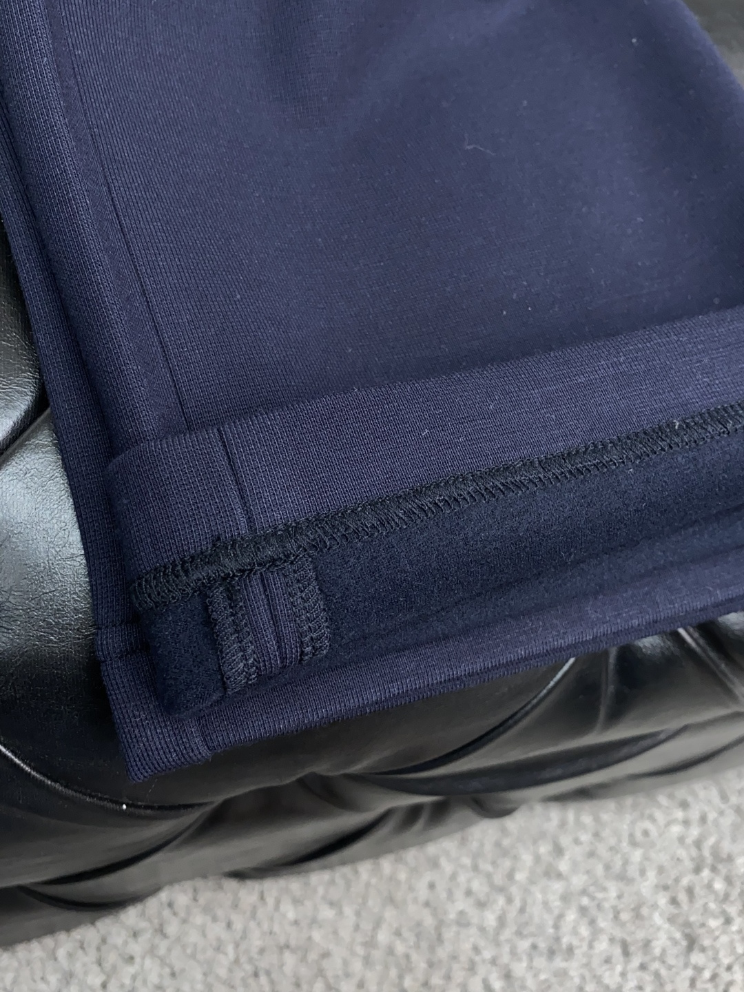 蒙口 2025秋冬新款休闲裤 干净利落剪裁，都市风十足 采用精纺加厚面料手感软糯干爽，上身效果挺括有型。