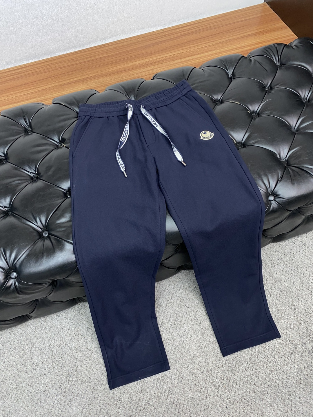 蒙口 2025秋冬新款休闲裤 干净利落剪裁，都市风十足 采用精纺加厚面料手感软糯干爽，上身效果挺括有型。