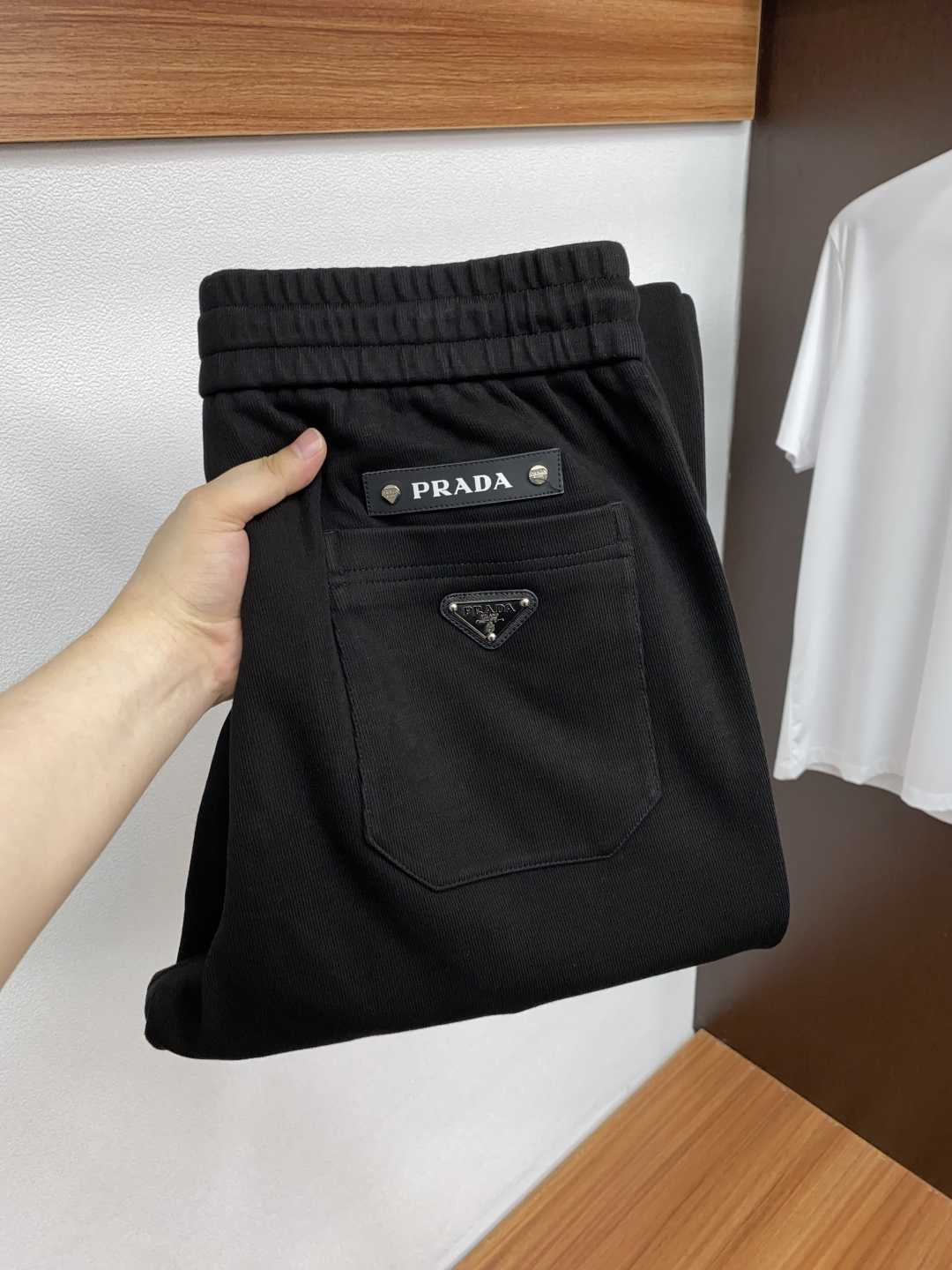 普拉达 2025秋冬新款休闲裤 干净利落剪裁，都市风十足 采用精纺加厚面料手感软糯干爽，上身效果挺括有型