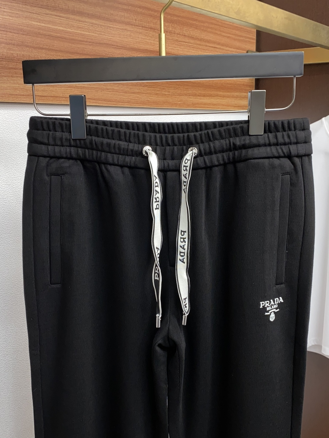 普拉达 2025秋冬新款休闲裤 干净利落剪裁，都市风十足 采用精纺加厚面料手感软糯干爽，上身效果挺括有型