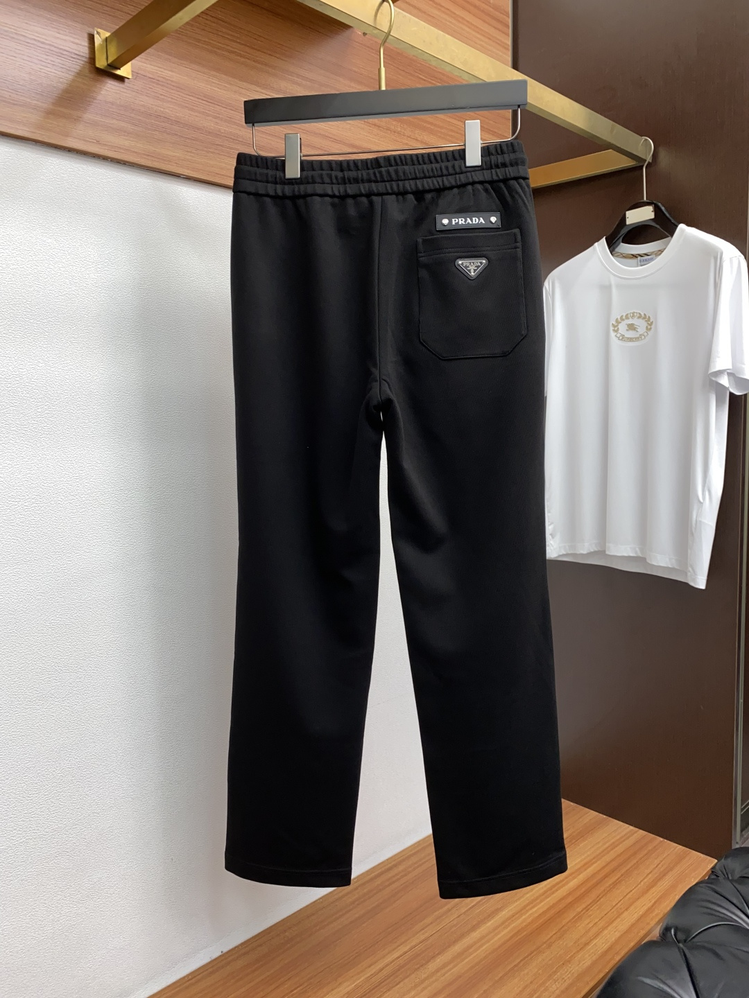 普拉达 2025秋冬新款休闲裤 干净利落剪裁，都市风十足 采用精纺加厚面料手感软糯干爽，上身效果挺括有型