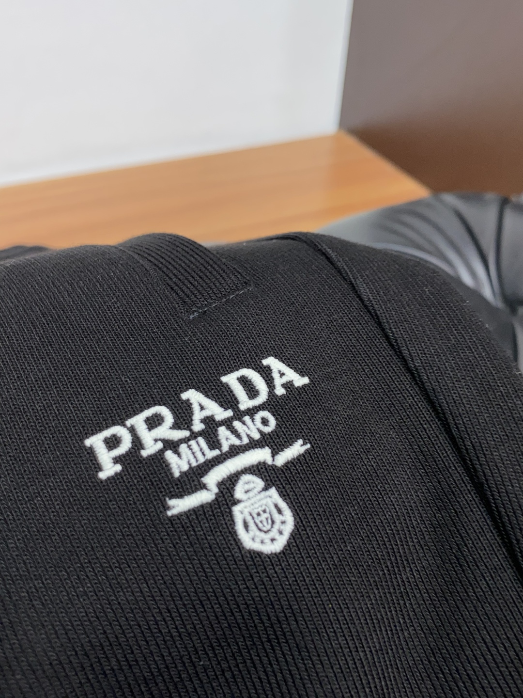 普拉达 2025秋冬新款休闲裤 干净利落剪裁，都市风十足 采用精纺加厚面料手感软糯干爽，上身效果挺括有型